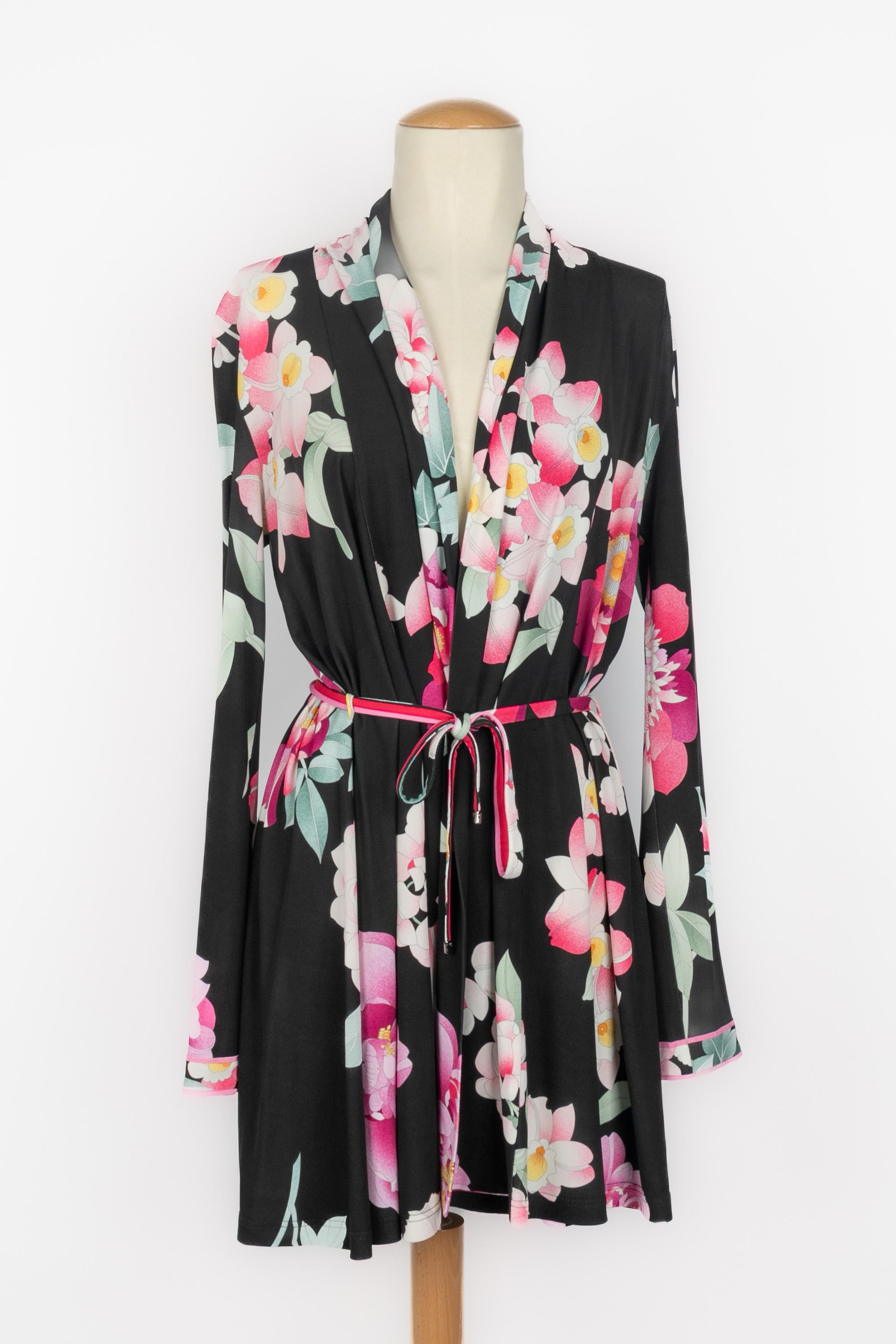 LÉONARD - (Made in Italy) Stretch viscose jacket with a belt and with pink and yellow flower pattern on a black background. Size 38.

Condition:
Very good condition

Dimensions:
Shoulder width: 42 cm - Sleeve length: 61 cm - Length: 86