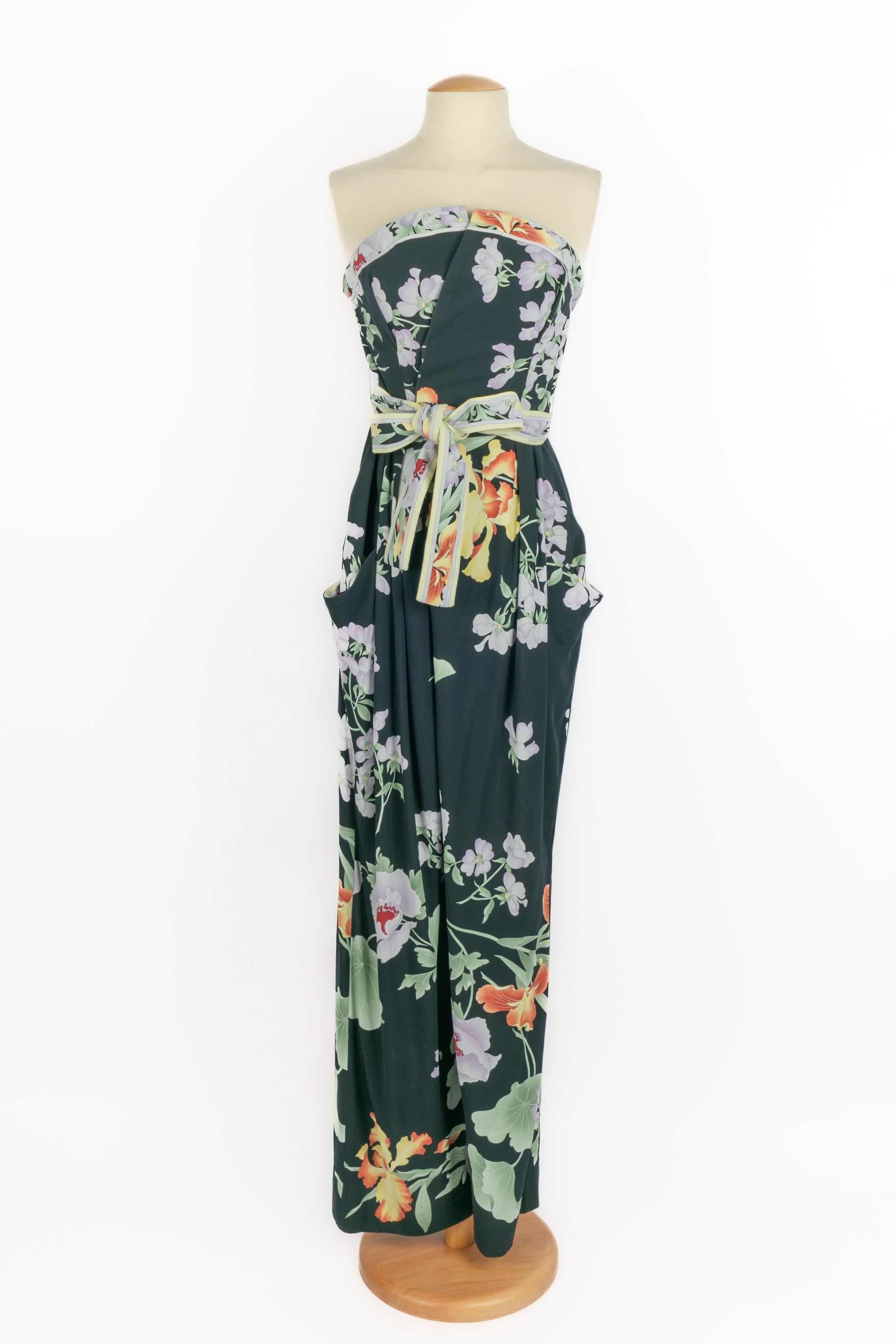 LEONARD - Tuta bustier con cintura e motivo floreale su sfondo nero. Si adatta a un 36FR/38FR.

Condizioni:
Ottime condizioni

Dimensioni:
Petto: 40 cm - Vita: 32 cm - Fianchi: 55 cm - Lunghezza: 140 cm

SKU:FT122