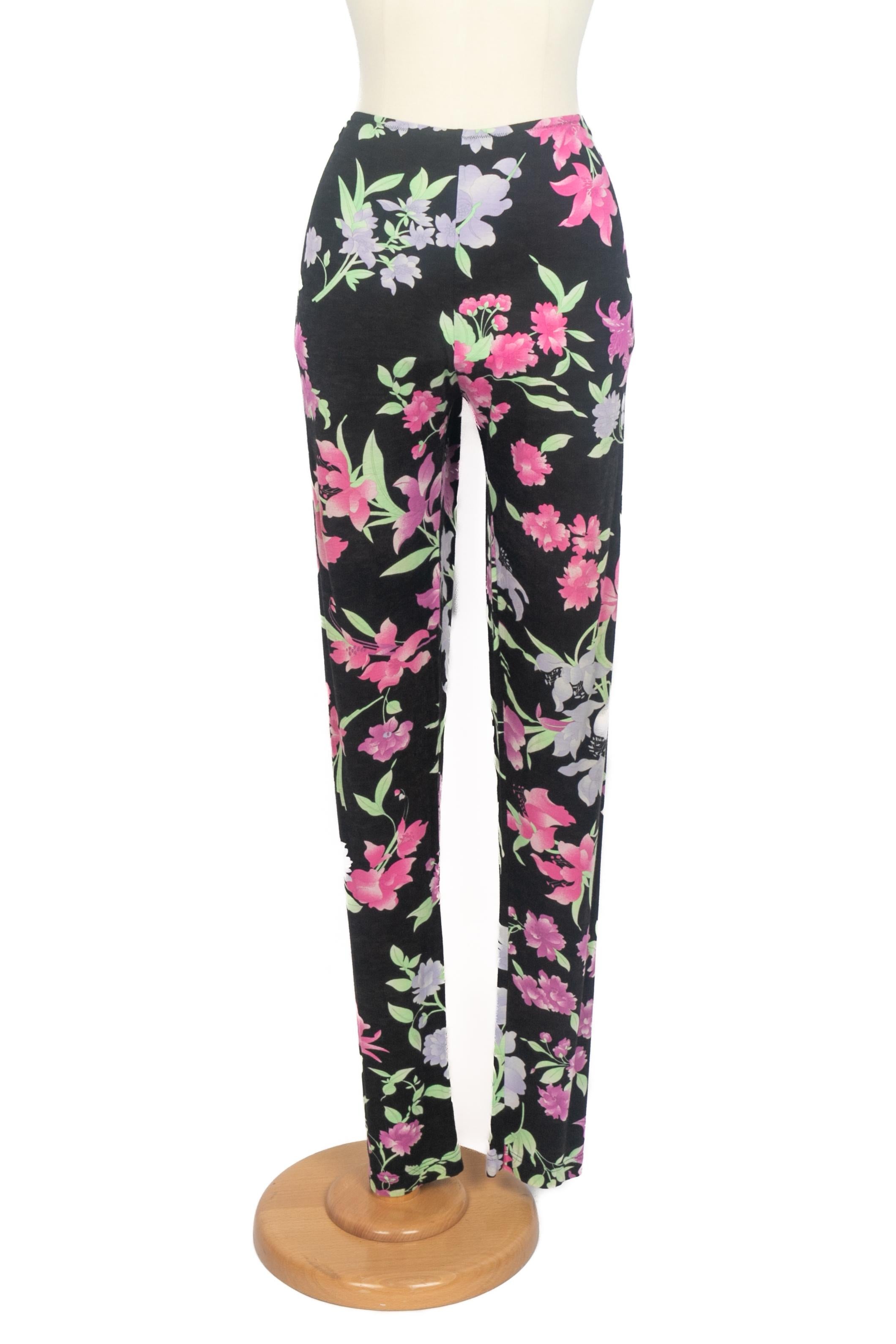 LÉONARD - (Made in Italy) Pantaloni in jersey con fiori rosa e neri. Taglia 46IT.

Condizioni:
Ottime condizioni

Dimensioni:
Vita: 41 cm - Lunghezza: 107 cm

SKU:FJ226


