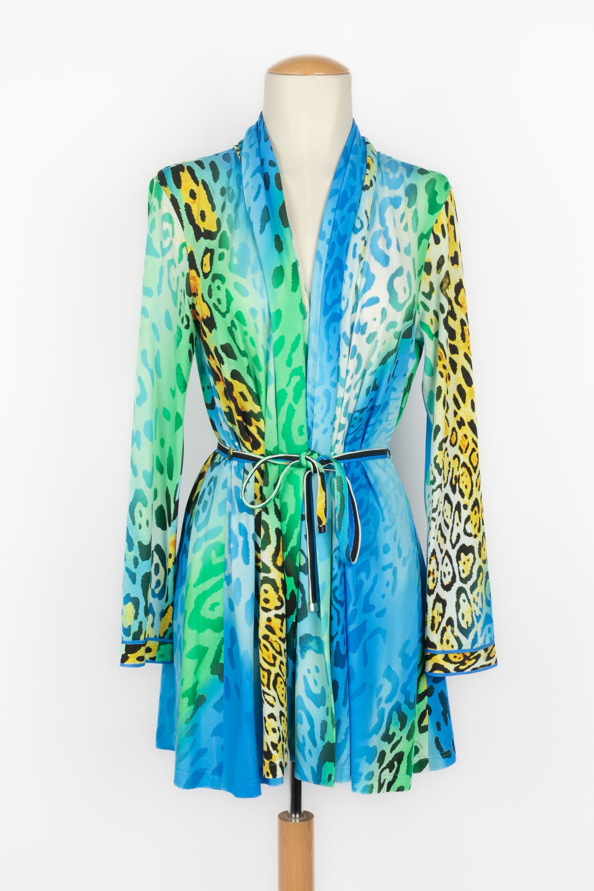 LÉONARD - (Made in Italy) Stretch viscose flowing dress with yellow, green, and blue tone feline pattern, and long sleeves. Size 38.

Condition:
Very good condition

Dimensions:
Shoulder width: 40 cm - Sleeve length: 60 cm - Length: 80 cm

SKU:FV228