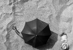 Italien, Strand, Schwarz-Weiß-Fotografie 1980s von Leonard Freed
