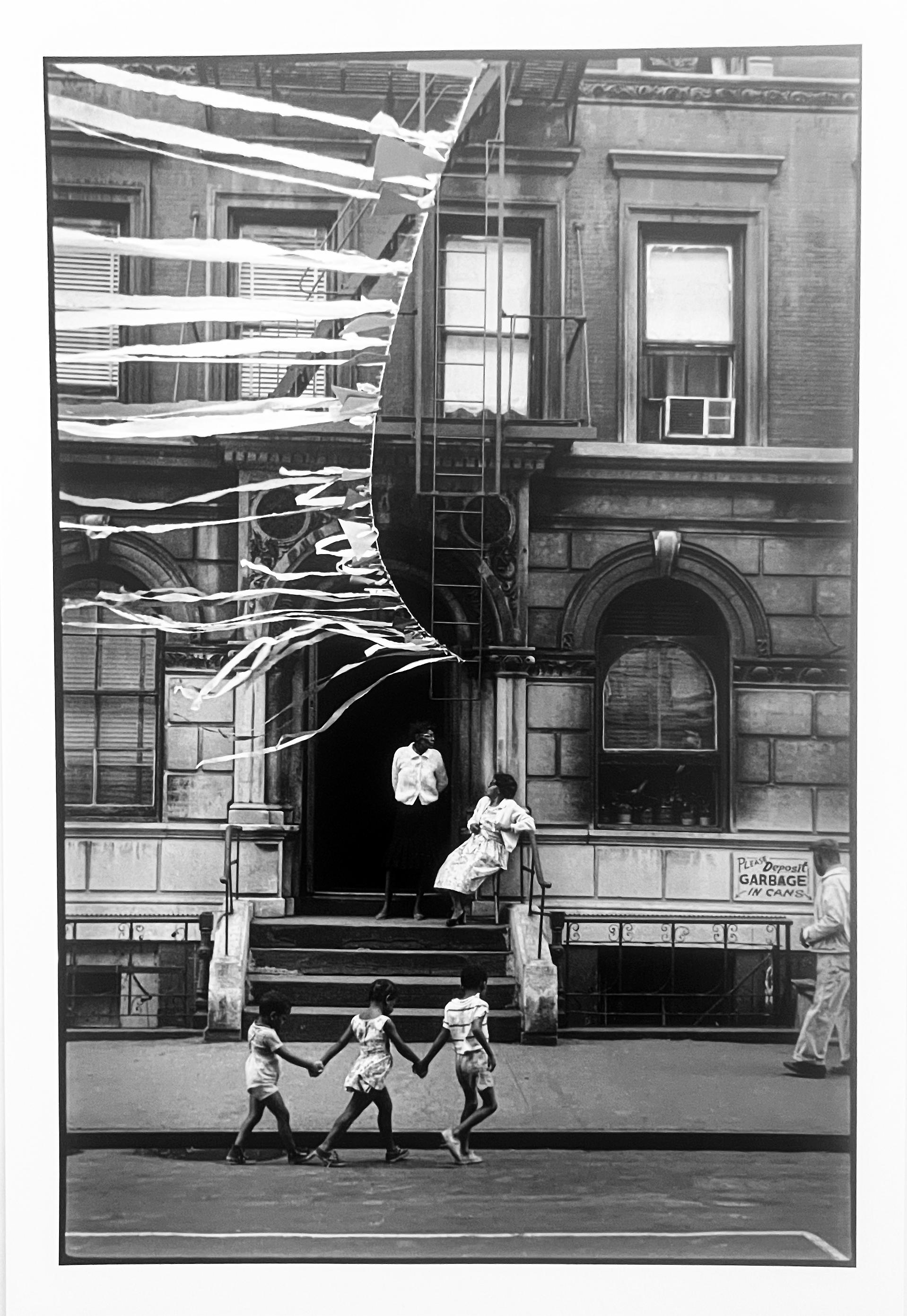 Children, Harlem, New York, USA, Black and White Limited Edition Photograph (Schwarz), Figurative Photograph, von Leonard Freed