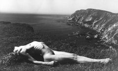 Female Nude in Yoga Pose, Schwarz-Weiß-Fotografie einer Frau, Kate #10