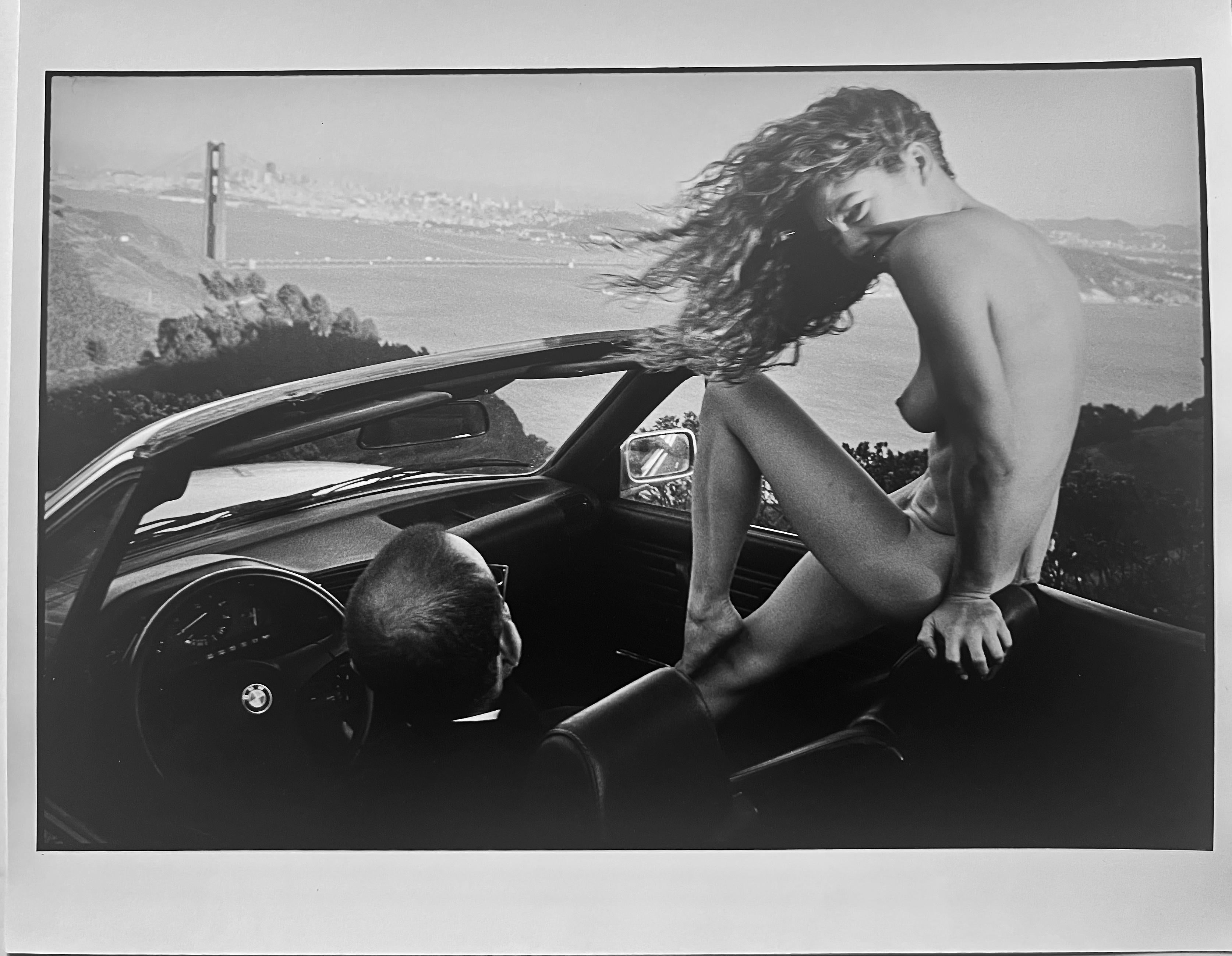 Kate #16, Schwarz-Weiß-Fotografie eines Akts in Auto, San Francisco Sommer