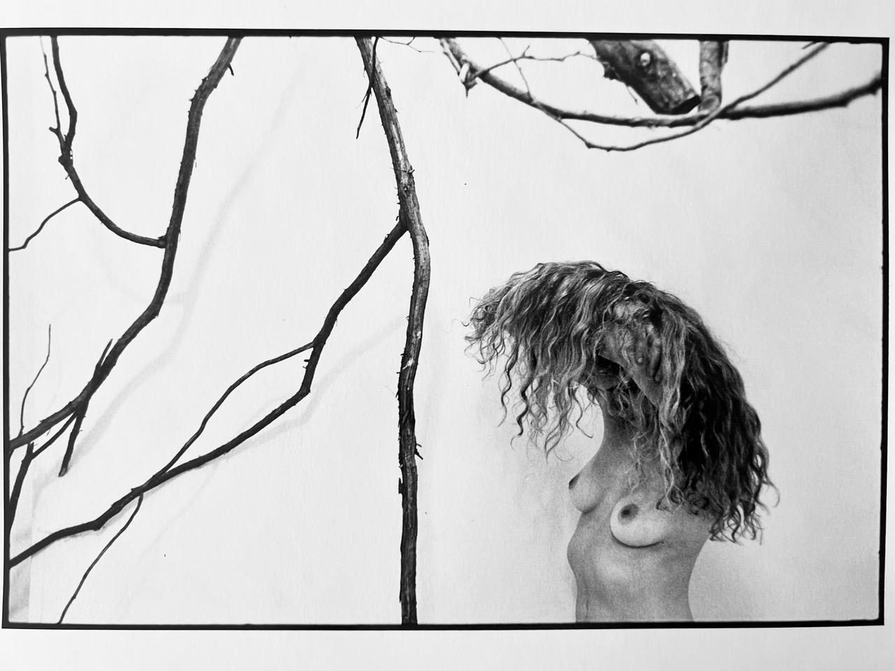 Kate #4, 2002 des amerikanischen Fotografen Leonard Freed gehört zu dessen Serie "Kate". Dies ist ein 11 "x 14" Gelatine-Silber-Fotografie unterzeichnet verso (Rückseite des Fotos) von der Freed Estate.

Das Modell Kate, eine Fotografin und Yogini,