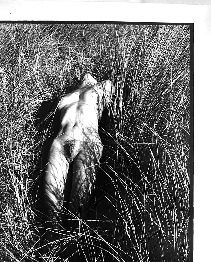 Kate #6, Schwarz-Weiß-Fotografie eines nackten Akts in Natur – Photograph von Leonard Freed