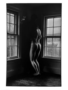 Kate debout, photographie vintage en noir et blanc d'une femme nue, imprimé signé