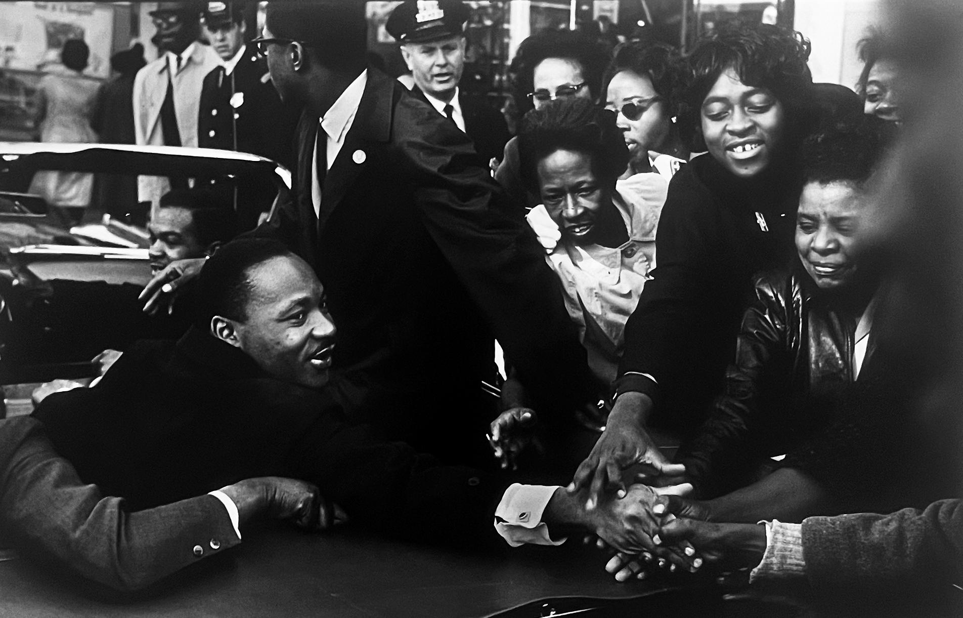 Martin Luther King (MLK), 1964 von Leonard Freed ist eine ikonische Schwarz-Weiß-Dokumentarfotografie, ein Porträt einer der einflussreichsten afroamerikanischen Persönlichkeiten und Bürgerrechtsaktivisten der 1960er Jahre und des 20.

Das Foto, 13