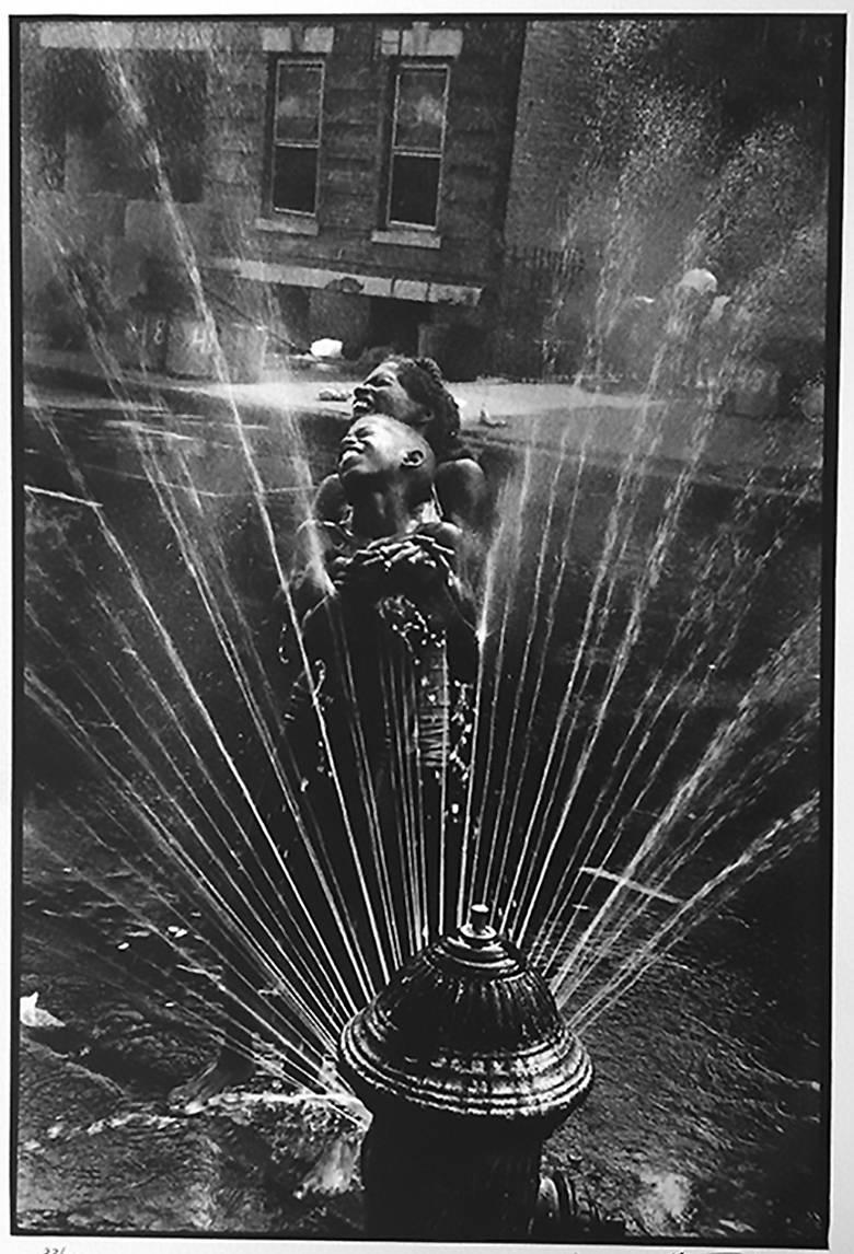 New York, Harlem, photo en noir et blanc d'Afro-Américains, bouche d'incendie