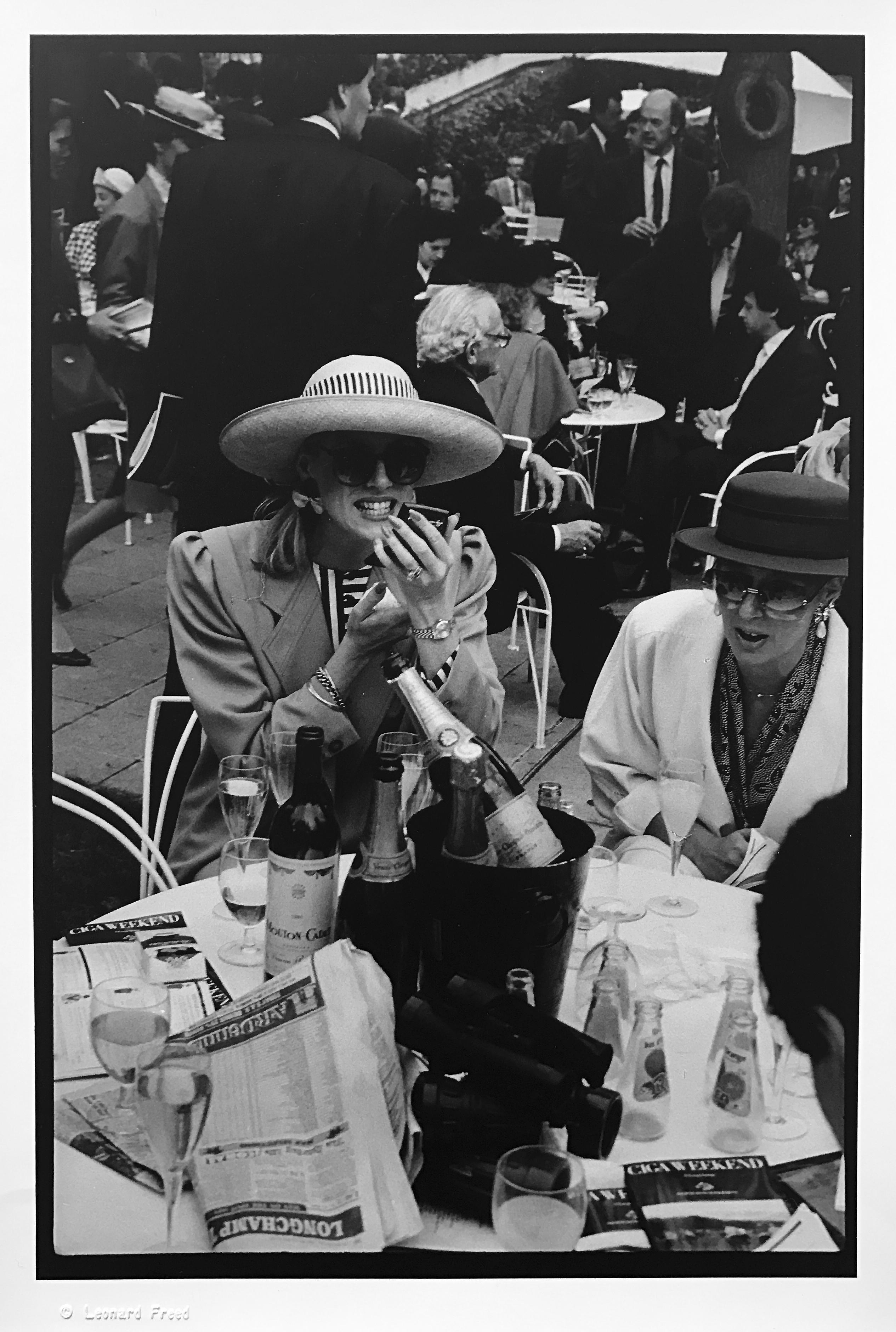 Leonard Freed Portrait Photograph – Paris Longchamp, Vintage Schwarz-Weiß-Fotografie der Pariser Elite 1980er Jahre