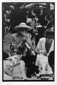 Paris Longchamp, photographie vintage en noir et blanc de l'élite parisienne des années 1980