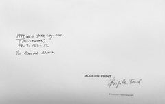 1979 Schwarz-Weiß-Foto eines Polizisten mit Puppe und Pistole, New York, Ed. 1/10