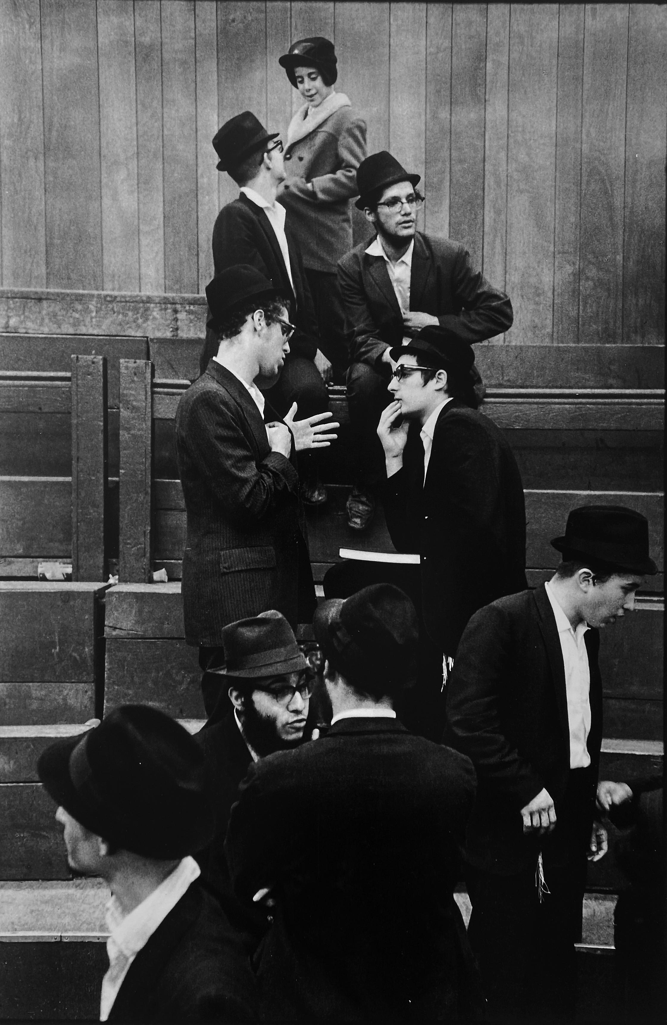 Williamsburg, New York City, États-Unis, photographie de la rue juive Diaspora des années 1950 - Photograph de Leonard Freed