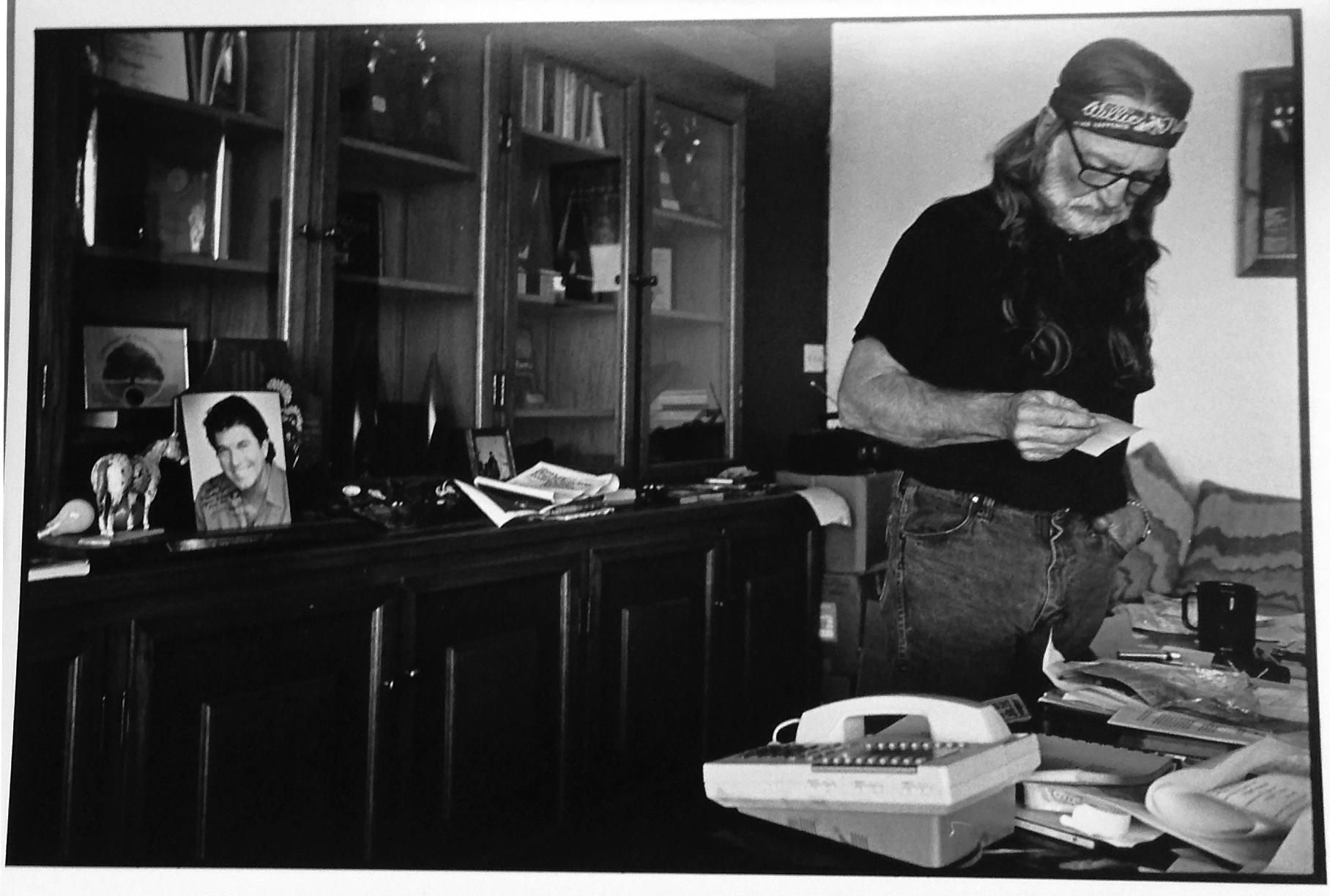 Willy Nelson, Texas, photographie de portrait d'un chanteur de musique Country, années 1990 - Contemporain Photograph par Leonard Freed