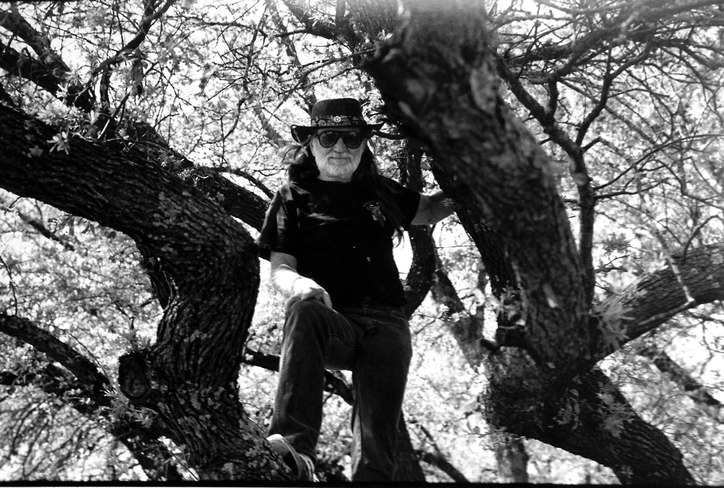 Willy Nelson, Texas, photographie de portrait d'un chanteur de musique Country, années 1990 - Photograph de Leonard Freed