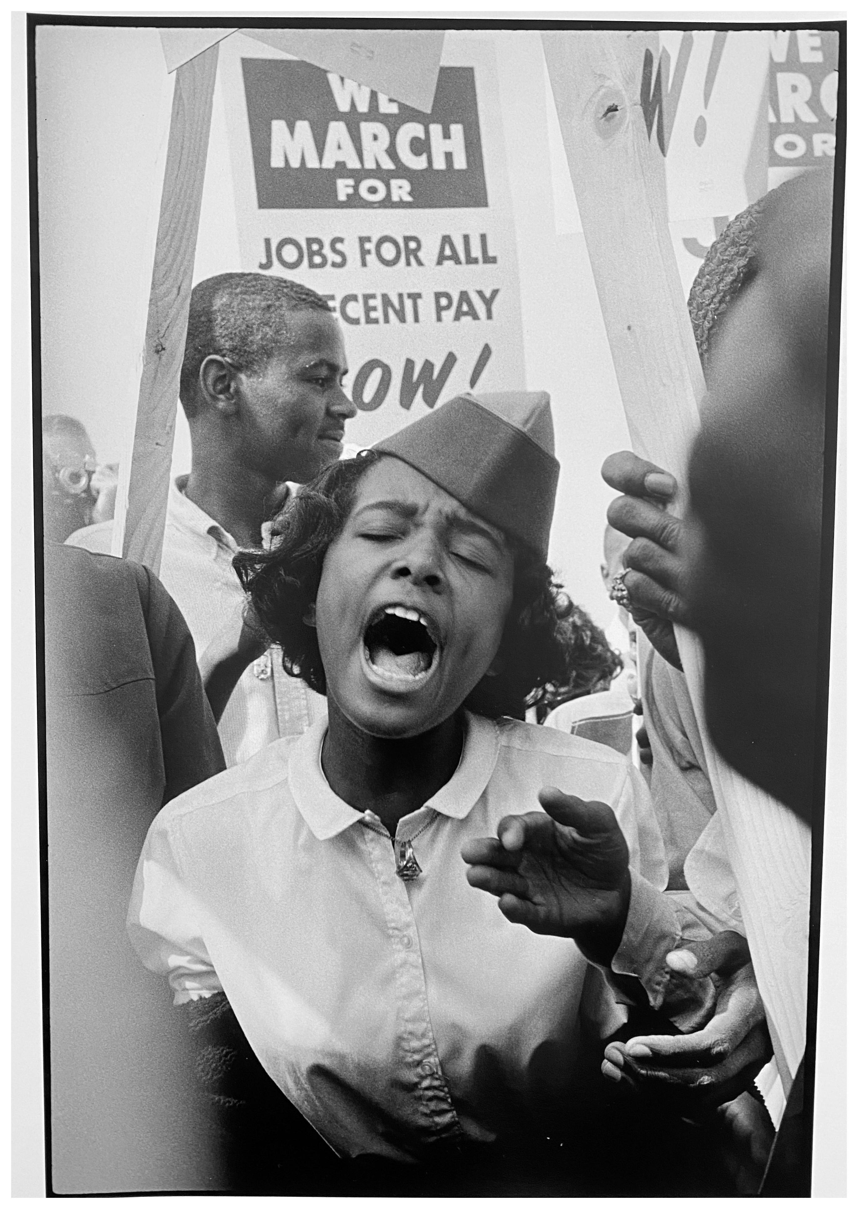 Black and White Photograph Leonard Freed - Femme protestante, March on Washington, photographie des droits civiques afro-américains