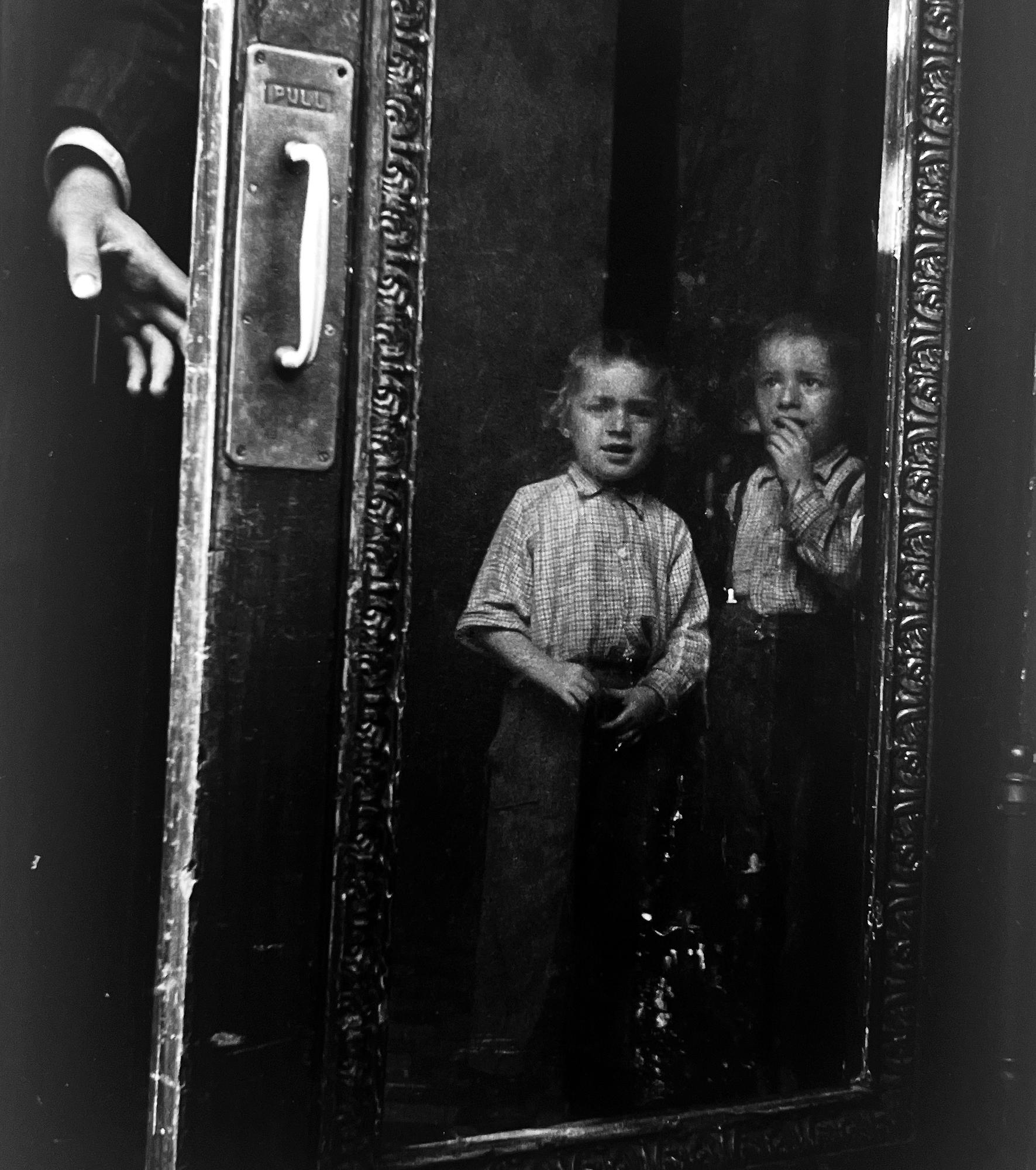 Yeshiva Boys, Schwarz-Weiß-Fotografie 1950s Jewish Diaspora Brooklyn, USA (Zeitgenössisch), Photograph, von Leonard Freed