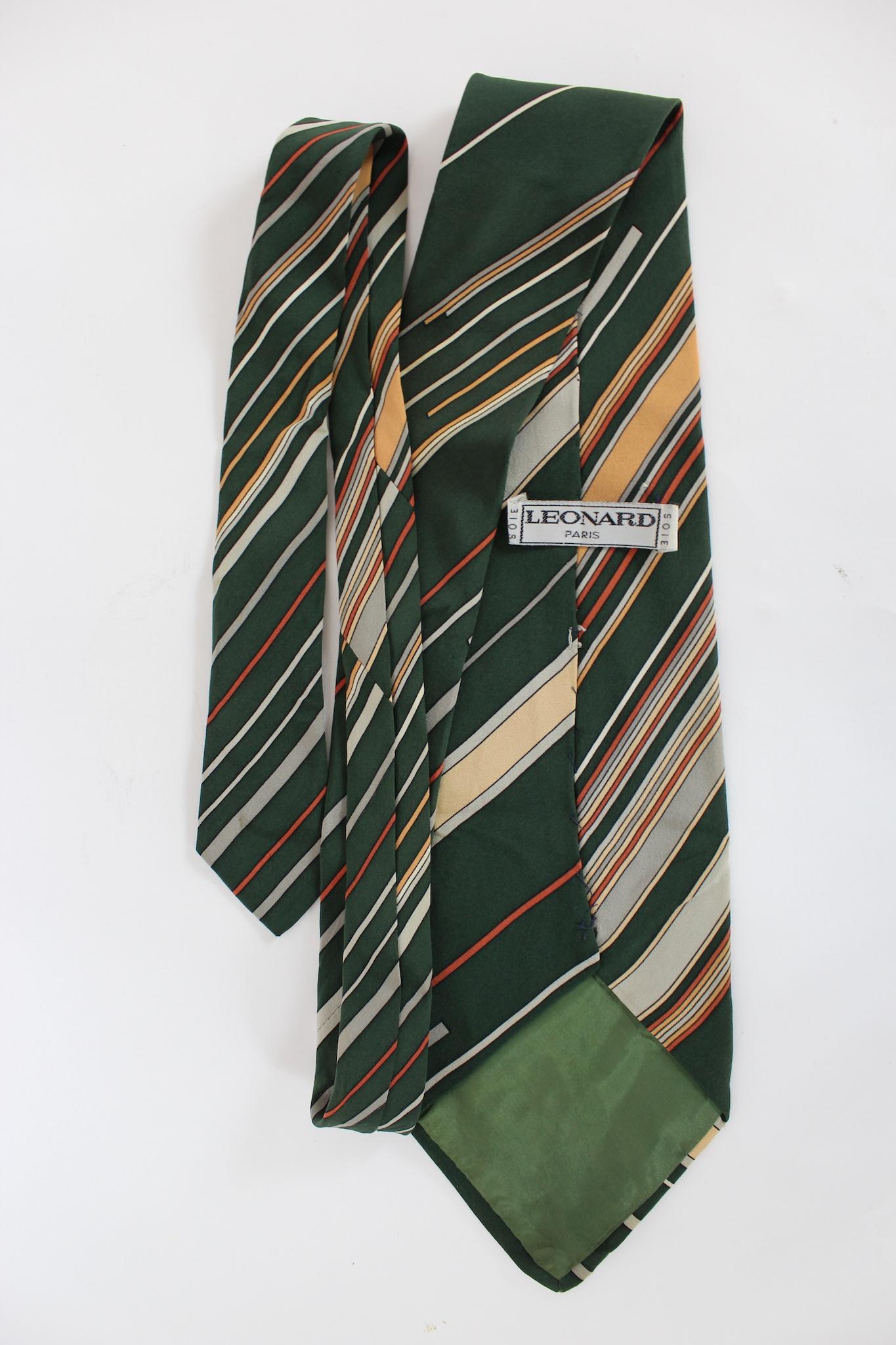 Leonard Paris Krawatte aus den 80ern. Grün und beige Farbe mit gestreiftem Muster. 100% Seide. Hergestellt in Frankreich.

Länge: 147 cm
Breite: 11 cm
