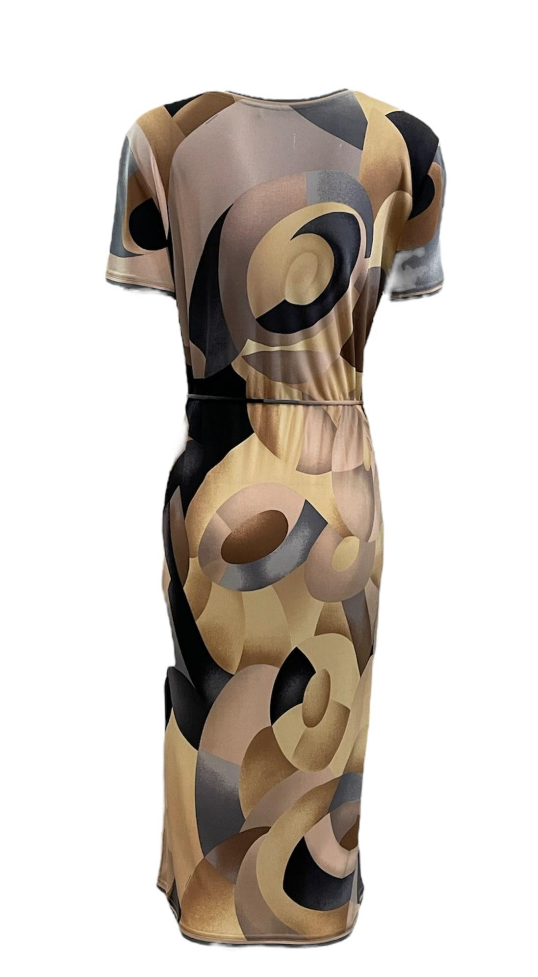 Das Leonard 2000 Jersey Tee Dress mit Gürtel strahlt mühelosen Chic und Schlichtheit aus. Dieses Kleid aus anschmiegsamem Seidenjersey mit einem ikonischen abstrakten Print in neutralen Tönen ist ein Muss für jede Modefanatikerin. Das Kleid ist mit