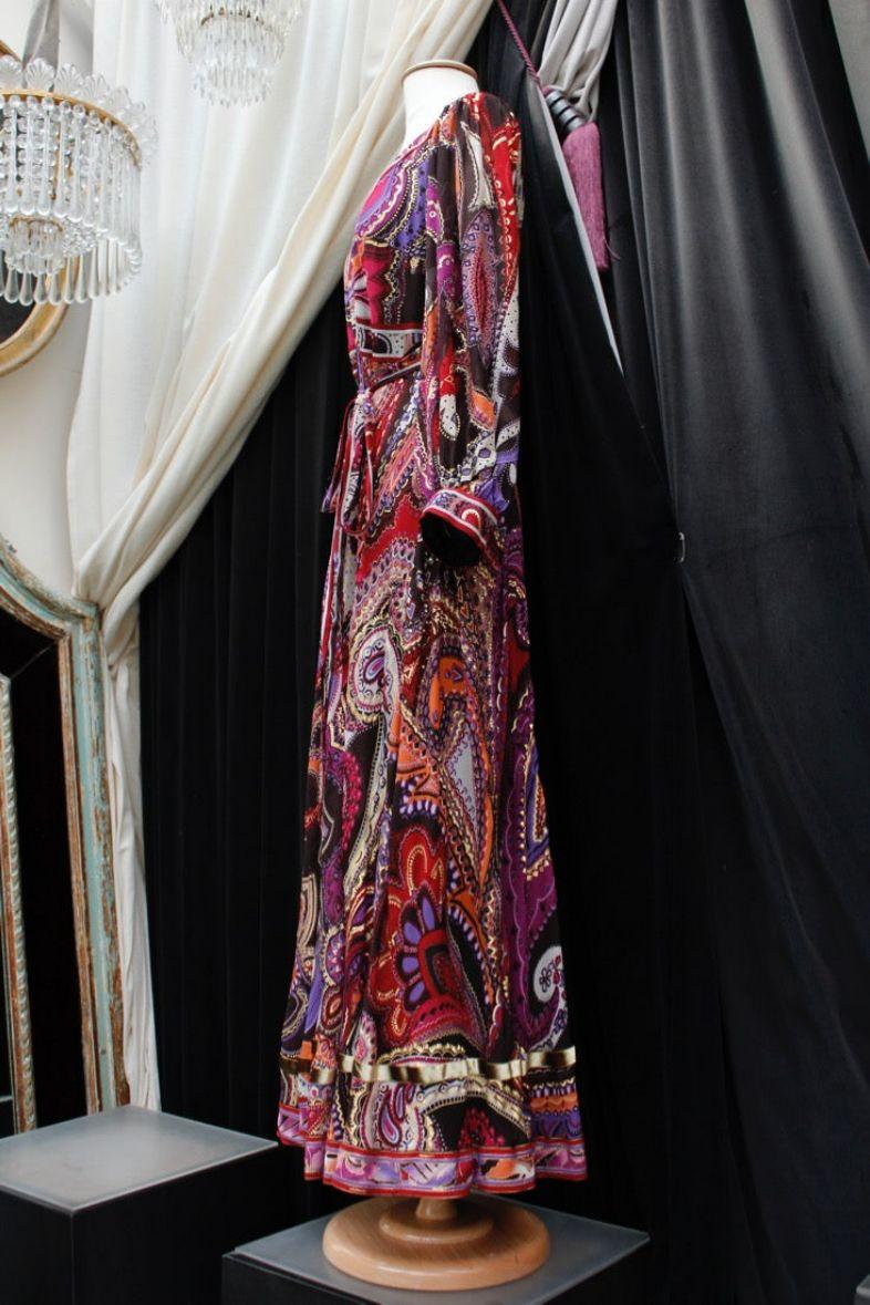 Leonard - Langes Kleid aus Crêpe-Seide mit dreiviertel Puffärmeln. Der Stoff ist mit goldenen Details verziert, die direkt auf den Stoff gemalt zu sein scheinen. Runder Ausschnitt mit V-förmigem Akzent. Transparenter Kunststoffstreifen. Die Taille