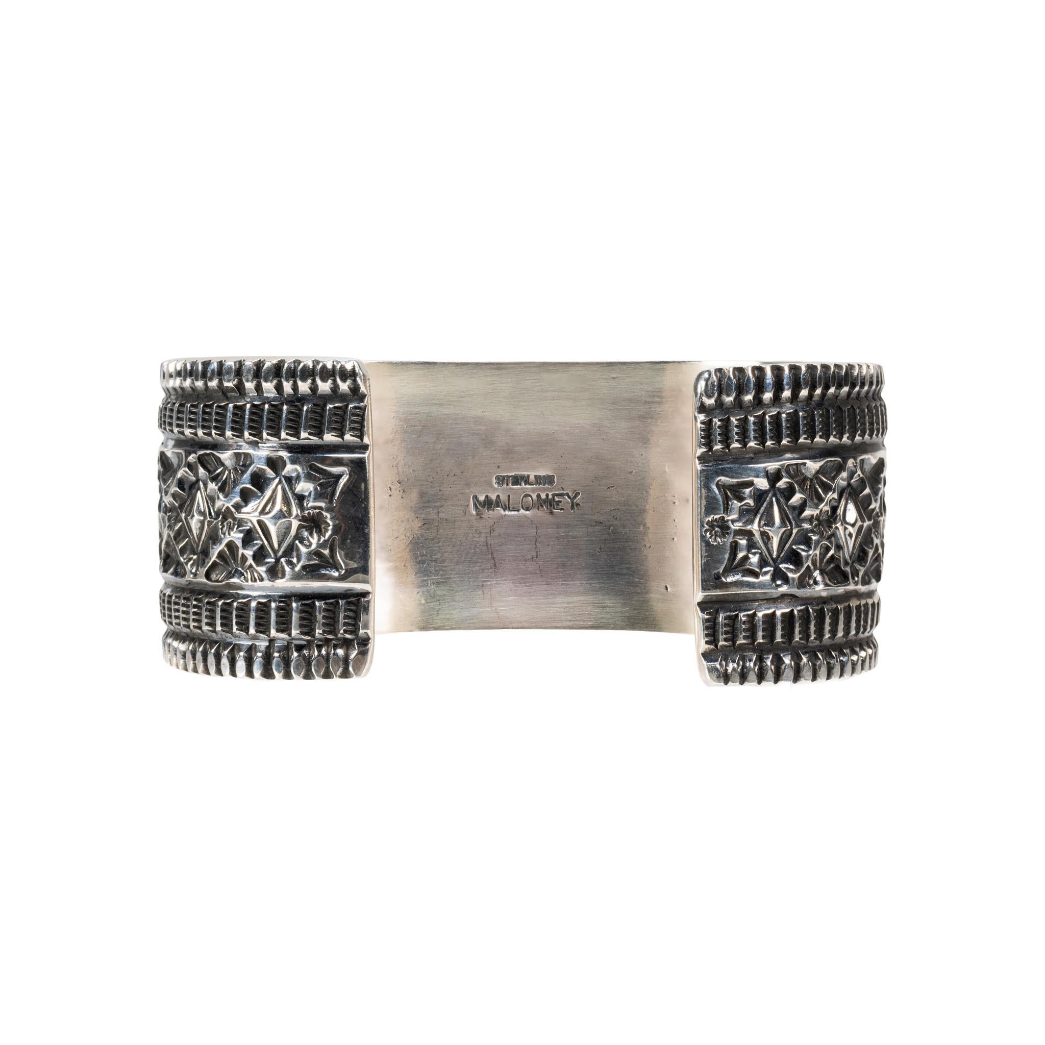 Bracciali in turchese navajo e sterling realizzati dall'argentiere Navajo Leonard Maloney. Ogni dettaglio è realizzato a mano e timbrato a mano con i classici disegni indigeni in una tonalità contemporanea. Uno dei più alti gradi di turchese
