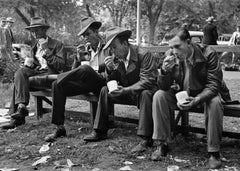 Hombres disfrutando de un helado, Feria Estatal de Iowa, 1952