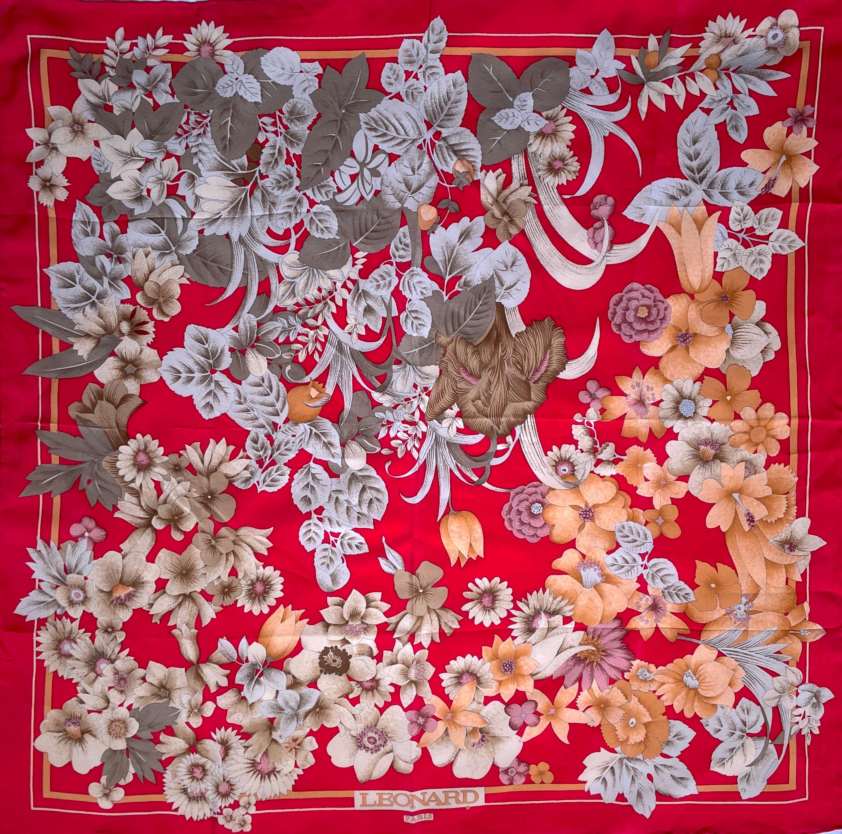 Pañuelo Leonard Paris vintage 100% seda, floral sobre fondo rojo. Excelente estado - Print de Leonard of Paris