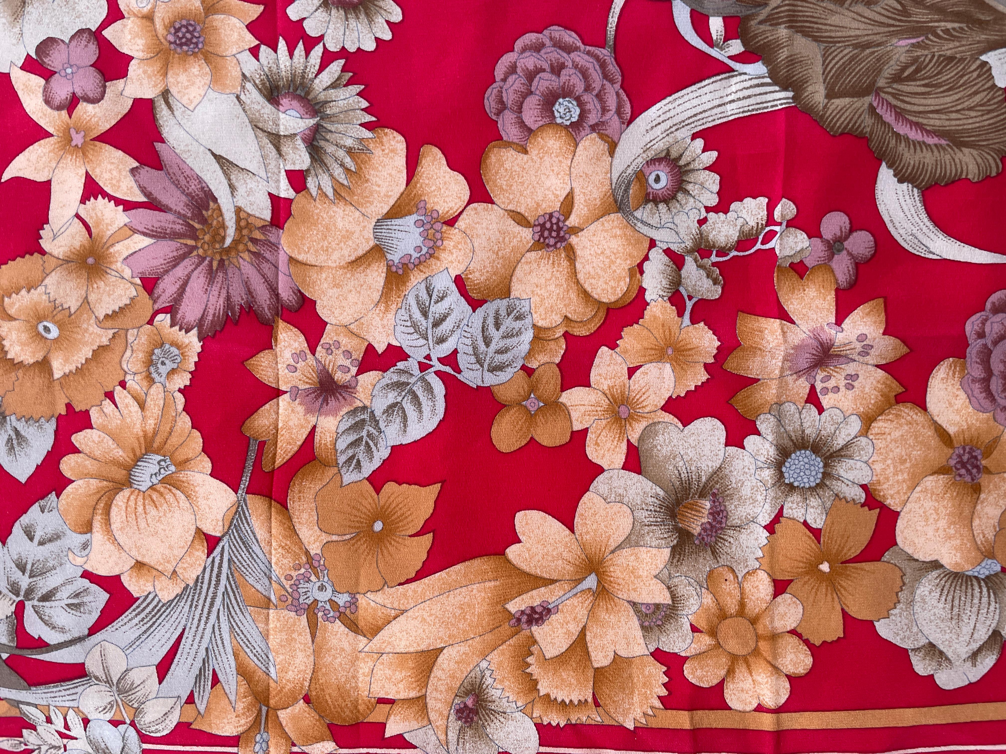 Pañuelo Leonard Paris vintage 100% seda, floral sobre fondo rojo. Excelente estado - Print Moderno de Leonard of Paris