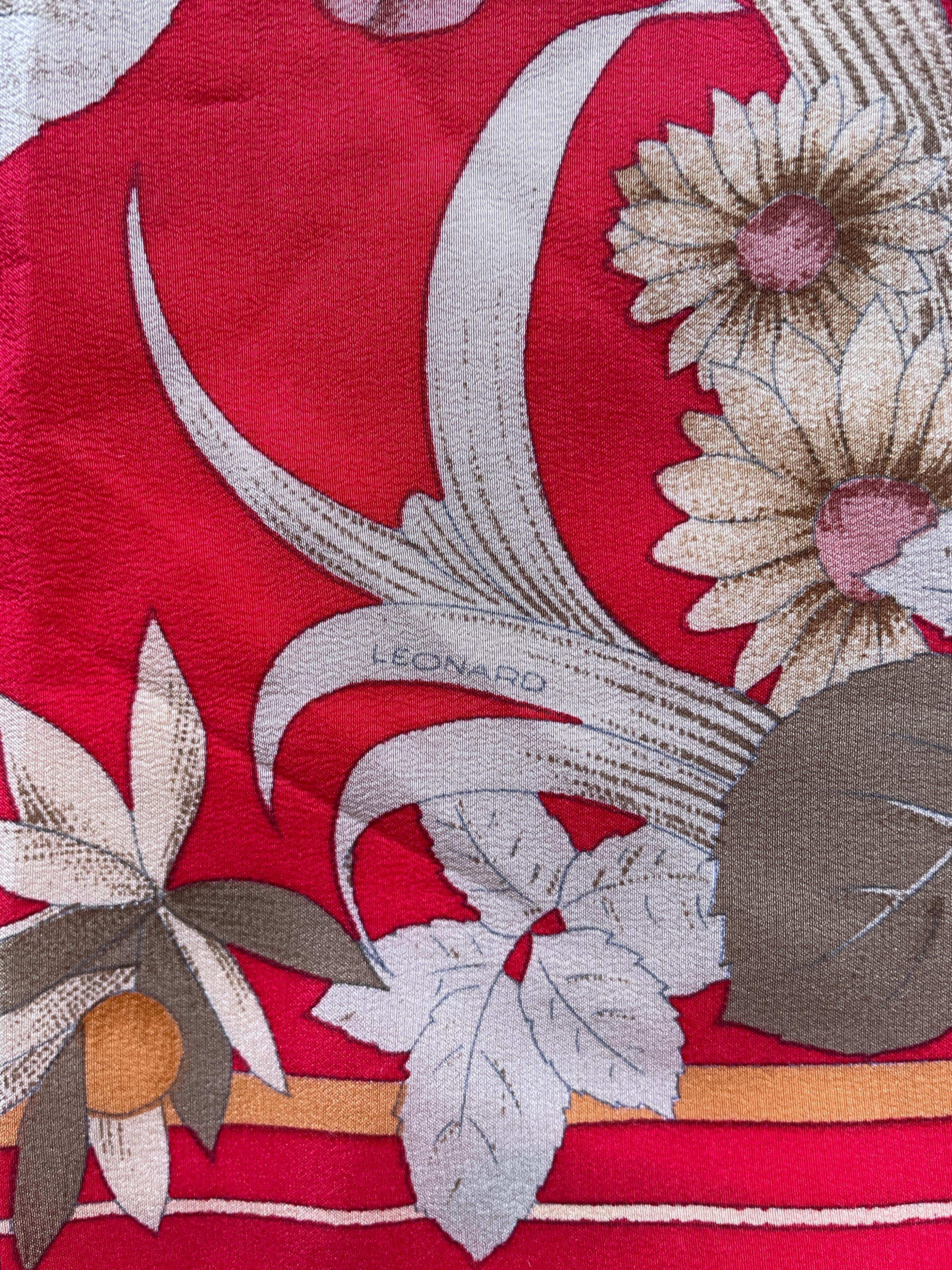 Pañuelo vintage Leonard of Paris 100% seda, flores de tonos cálidos sobre fondo rojo vivo. 
