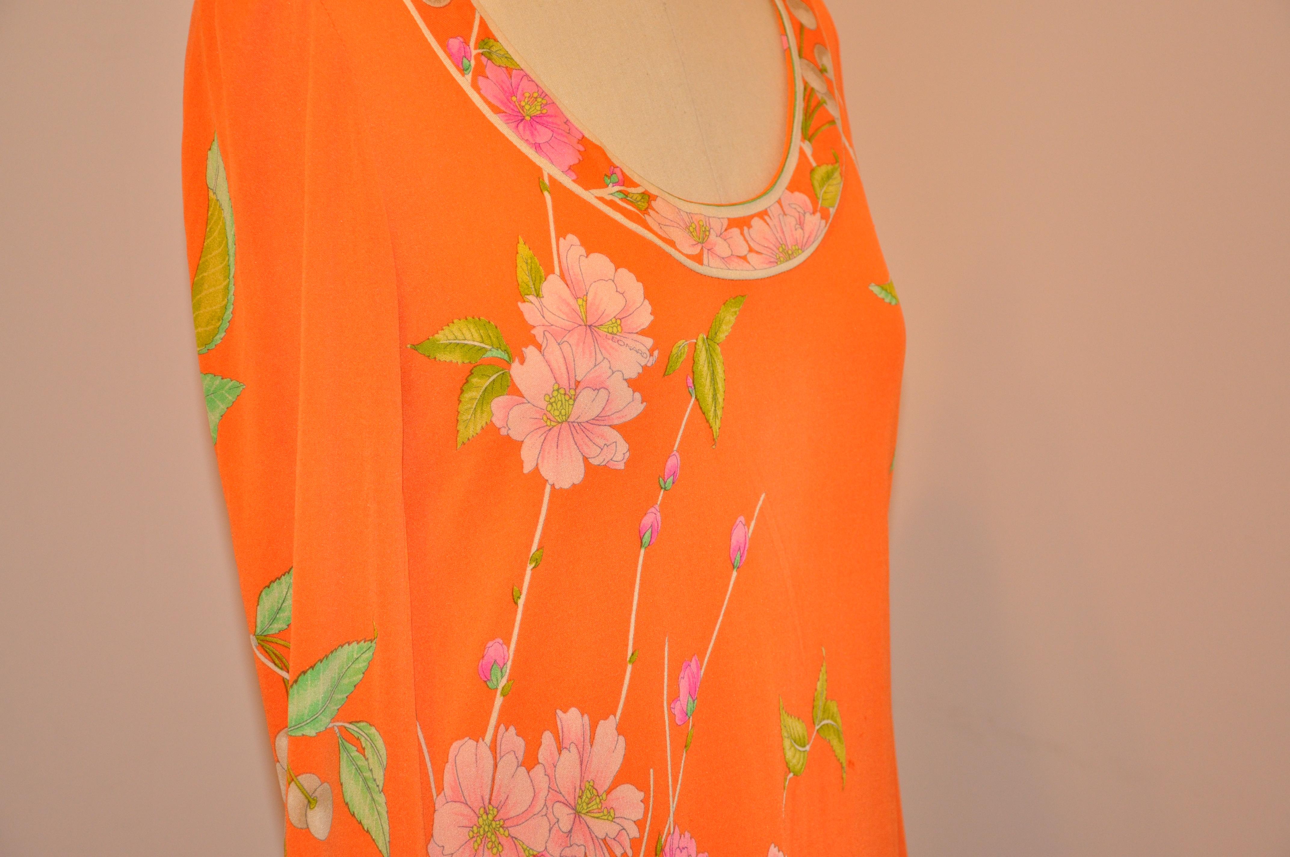Leonard of Paris - Jolie robe en jersey à imprimé floral en poudre-tangerine avec fermeture éclair au dos Unisexe en vente
