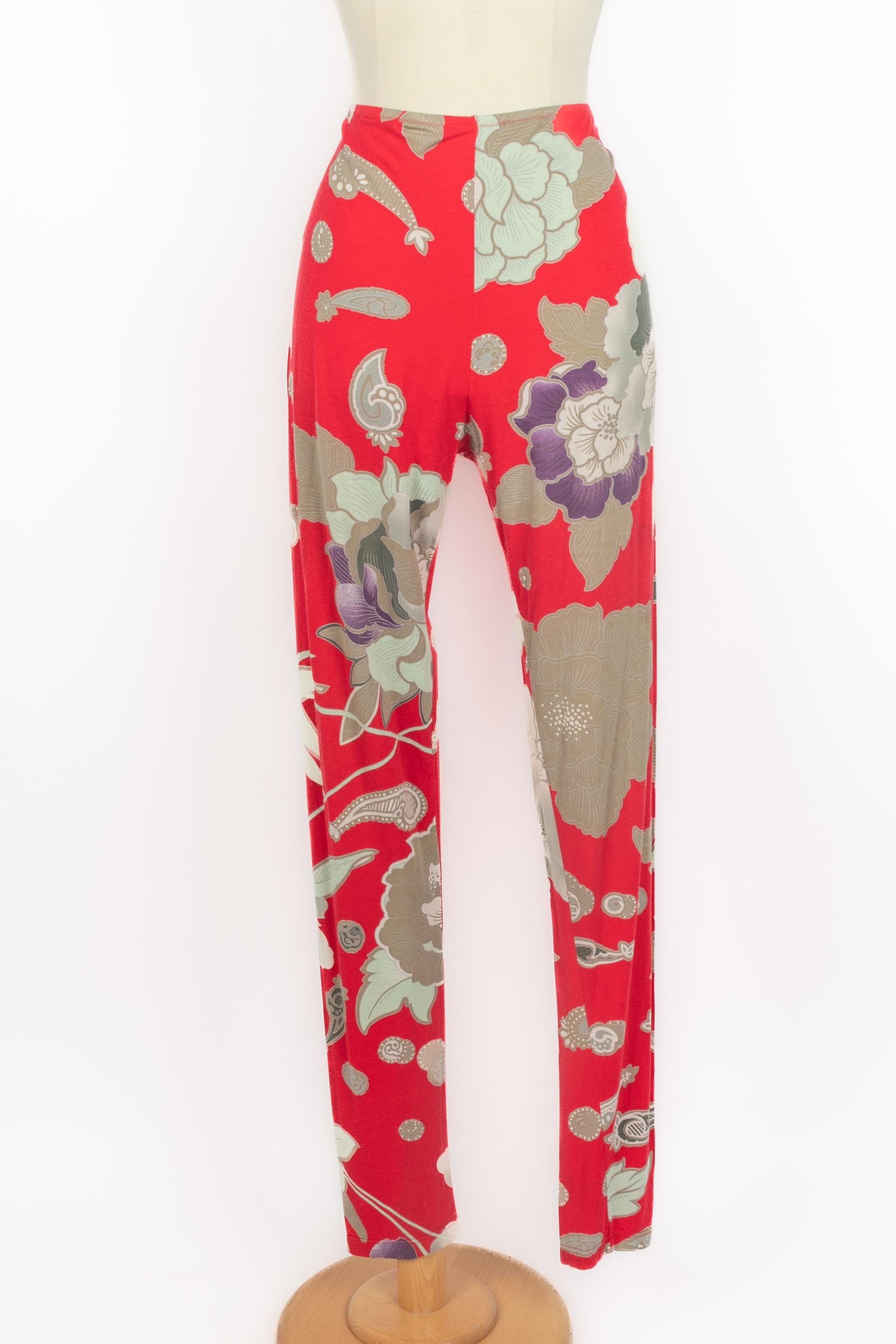 LEONARD - (Made in Italy) Pantaloni con motivo floreale su sfondo rosso. Indicata la taglia 44FR.

Condizioni:
Conditio sine qua non

Dimensioni:
Vita: 42 cm - Fianchi: 51 cm - Lunghezza: 110 cm

SKU:FJ211