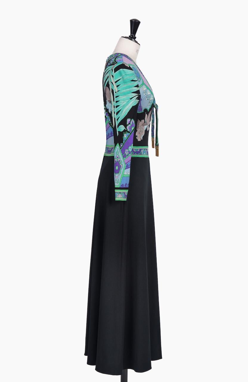 LEONARD Paris Maxivestido de seda con cuello de corbata y estampado floral negro, aguamarina y morado, años 70 en Excelente estado para la venta en Munich, DE