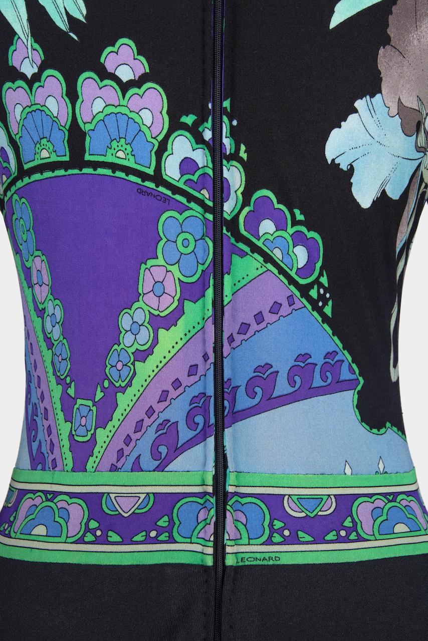 LEONARD Paris Maxivestido de seda con cuello de corbata y estampado floral negro, aguamarina y morado, años 70 en venta 4