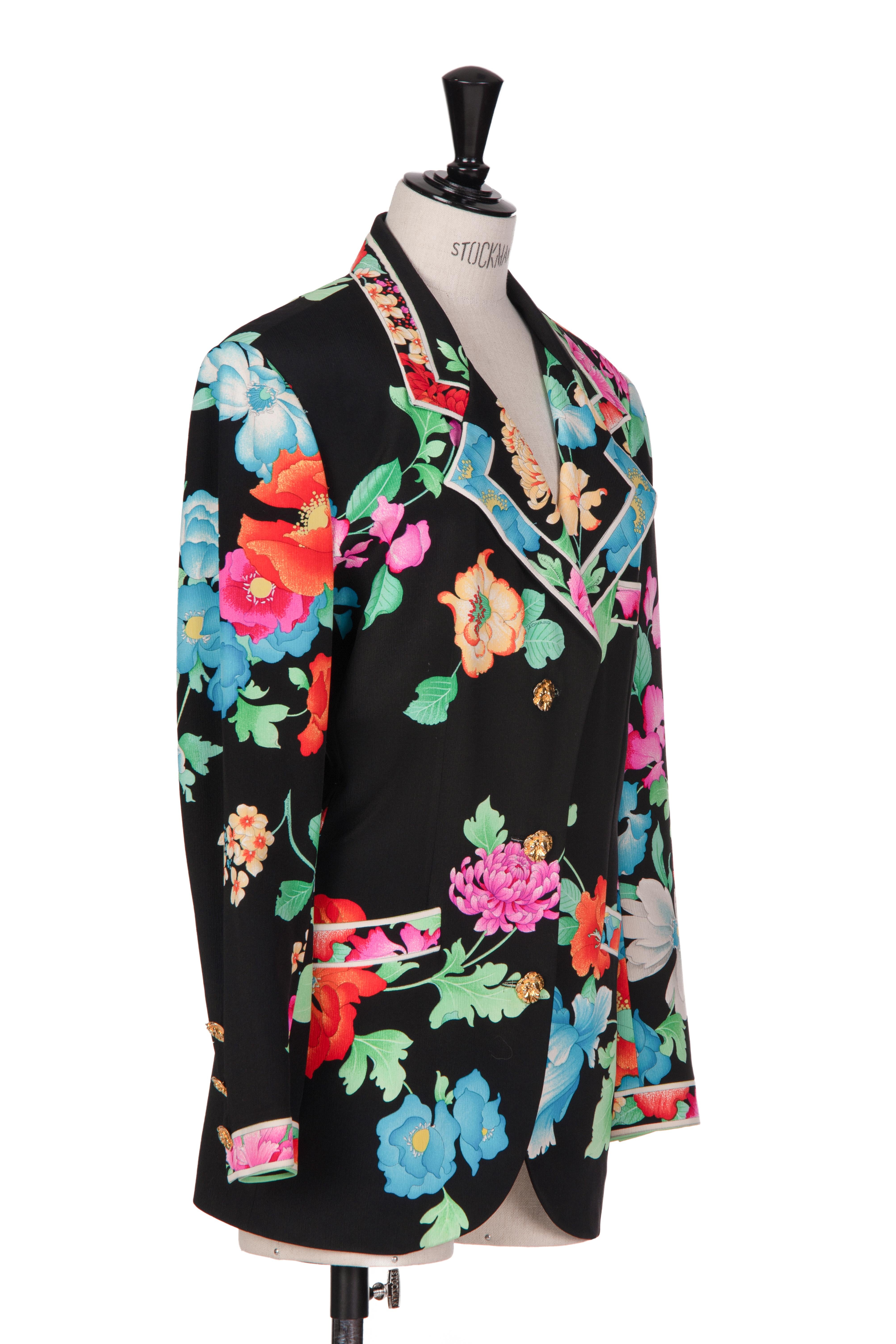 Voici un magnifique blazer Leonard Paris des années 1980 avec l'un des imprimés floraux caractéristiques de la maison de couture, immédiatement reconnaissable.
 
Le motif est réalisé en pure soie noire et présente un magnifique imprimé floral de