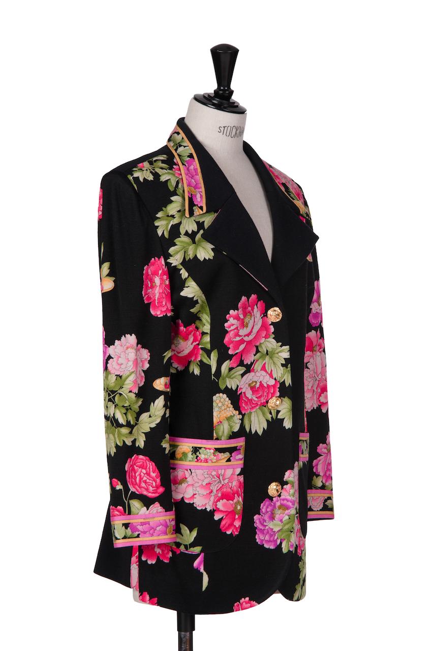 Voici un magnifique blazer Leonard Paris des années 1990 avec l'un des imprimés floraux caractéristiques de la maison de couture, immédiatement reconnaissable.
 
Ce modèle est réalisé en pure laine noire tricotée et présente l'imprimé iconique de la