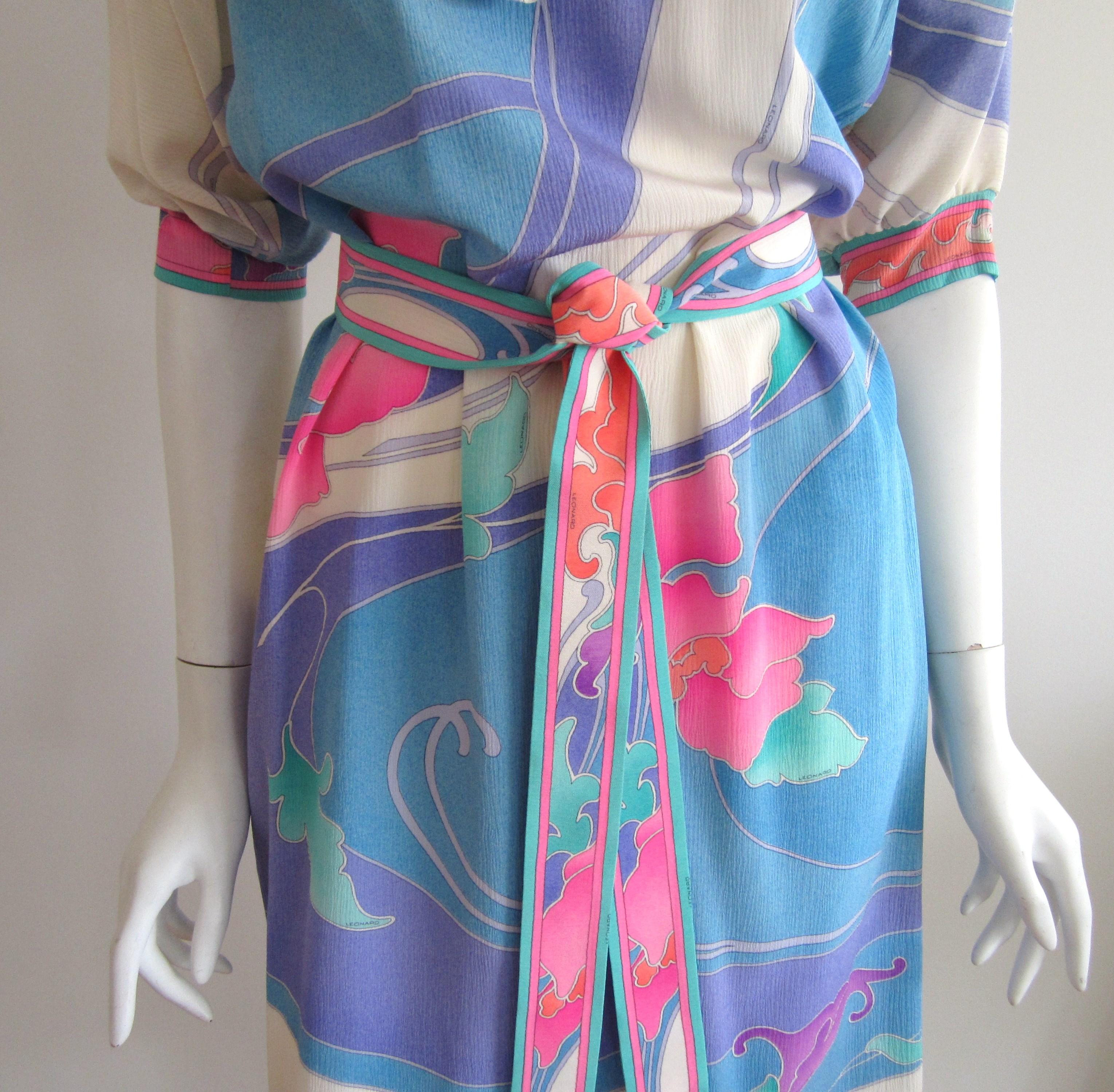 Leonard Paris Kleid mit Blumendruck im Shift-Stil, hergestellt in Frankreich 1980er Jahre Damen im Angebot