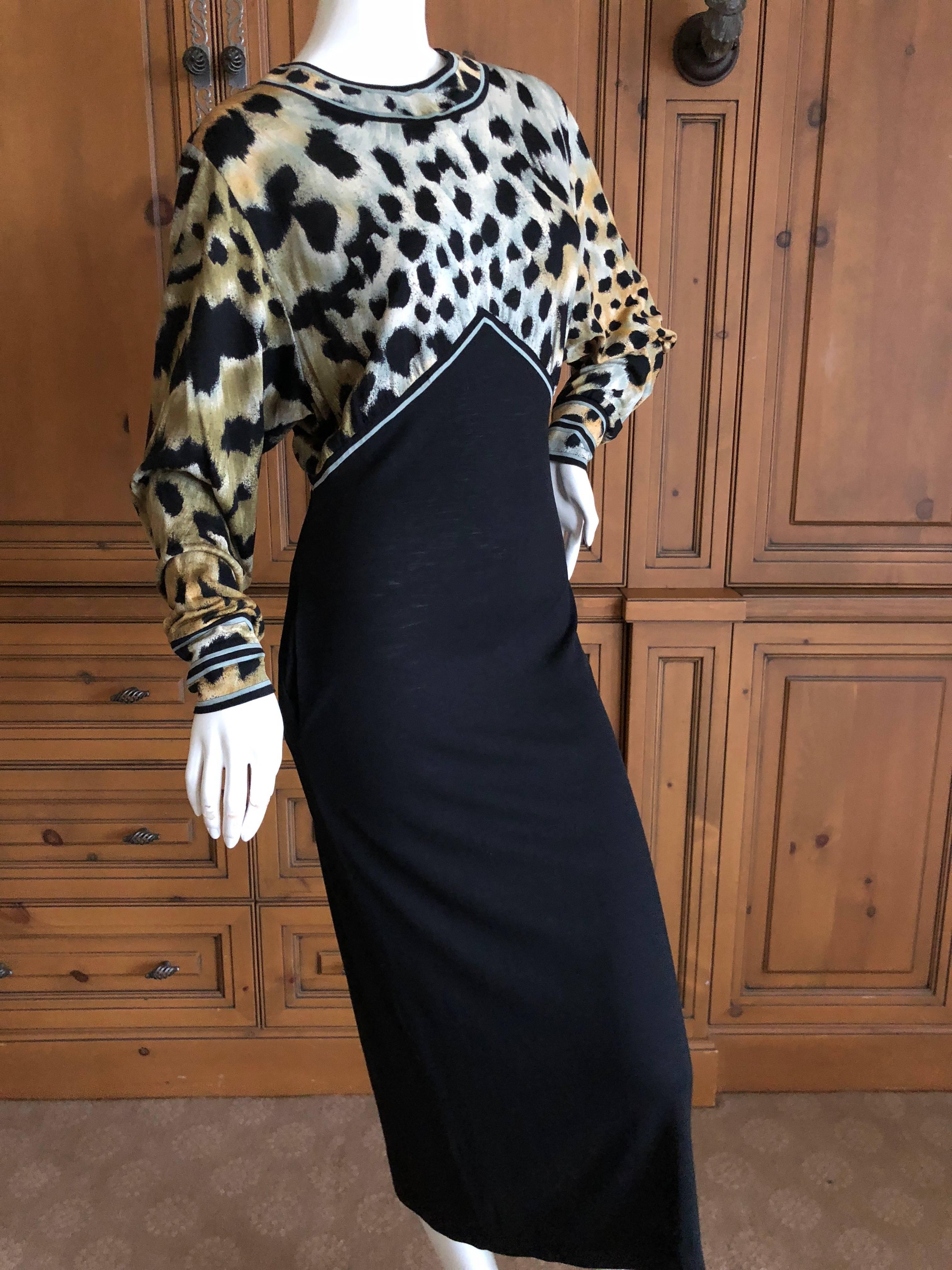 Leonard Paris for Bergdorf Goodman 1970's Wool / Silk Dress.
Leonard , Paris was a contemporary of Pucci, using silk jersey printed in their signature florals, Leonard was as expensive, if not more, than Pucci.
70 % wool 30% silk
Bust 38