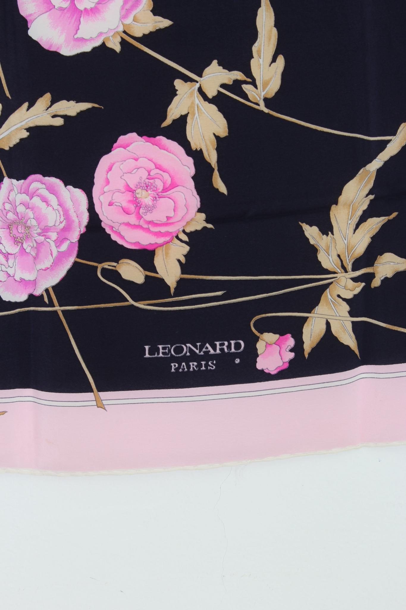 Foulard vintage Leonard Paris des années 1980. Couleur noire avec motif floral rose, 100% soie. Fabriqué en Italie.

Dimensions : 55 x 59 cm