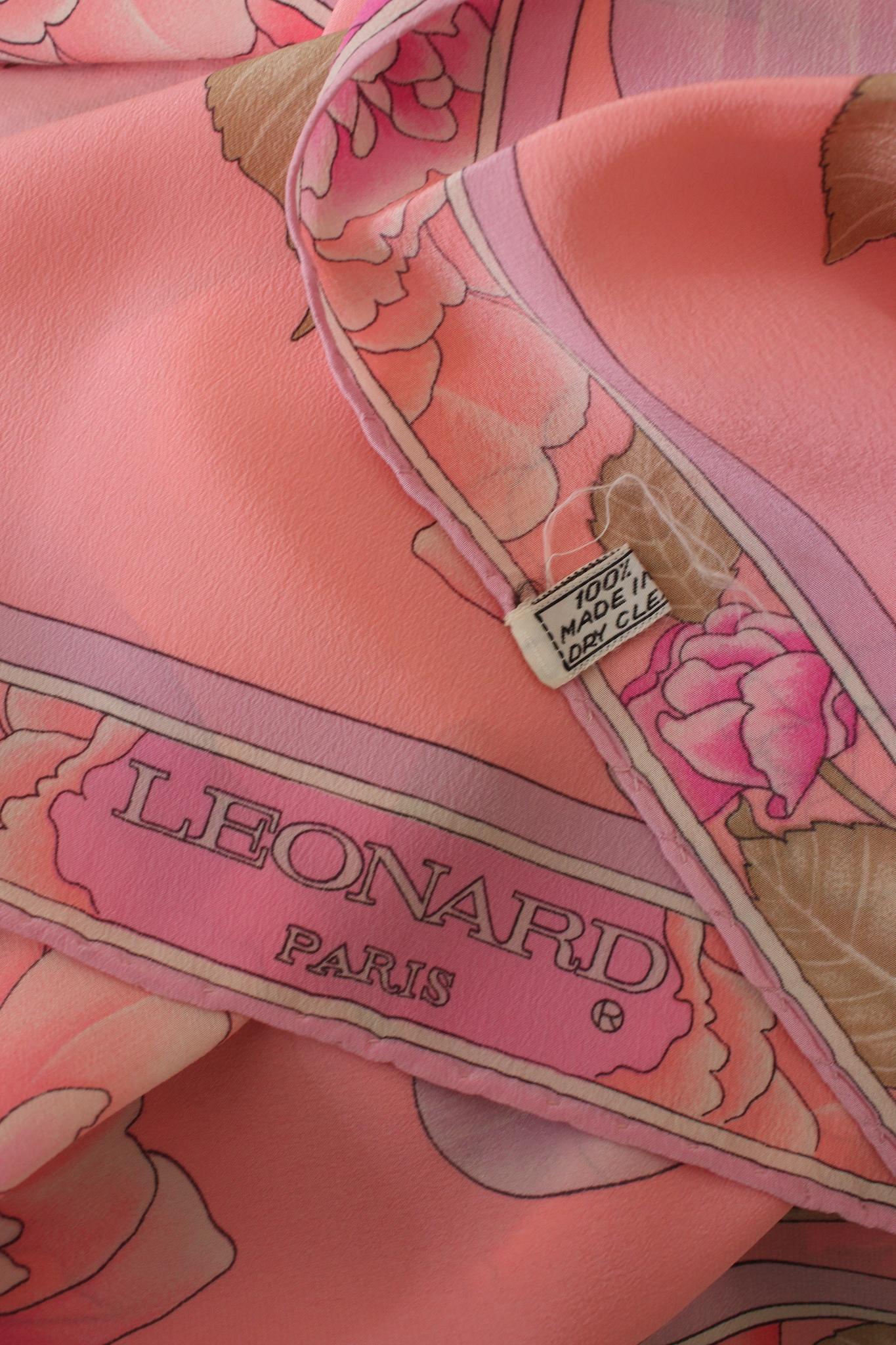 Echarpe vintage des années 80 de Leonard Paris. Modèle rectangulaire, couleur rose avec motifs floraux violets. Tissu 100 % soie.

Longueur : 180 cm
Hauteur : 58 cm
