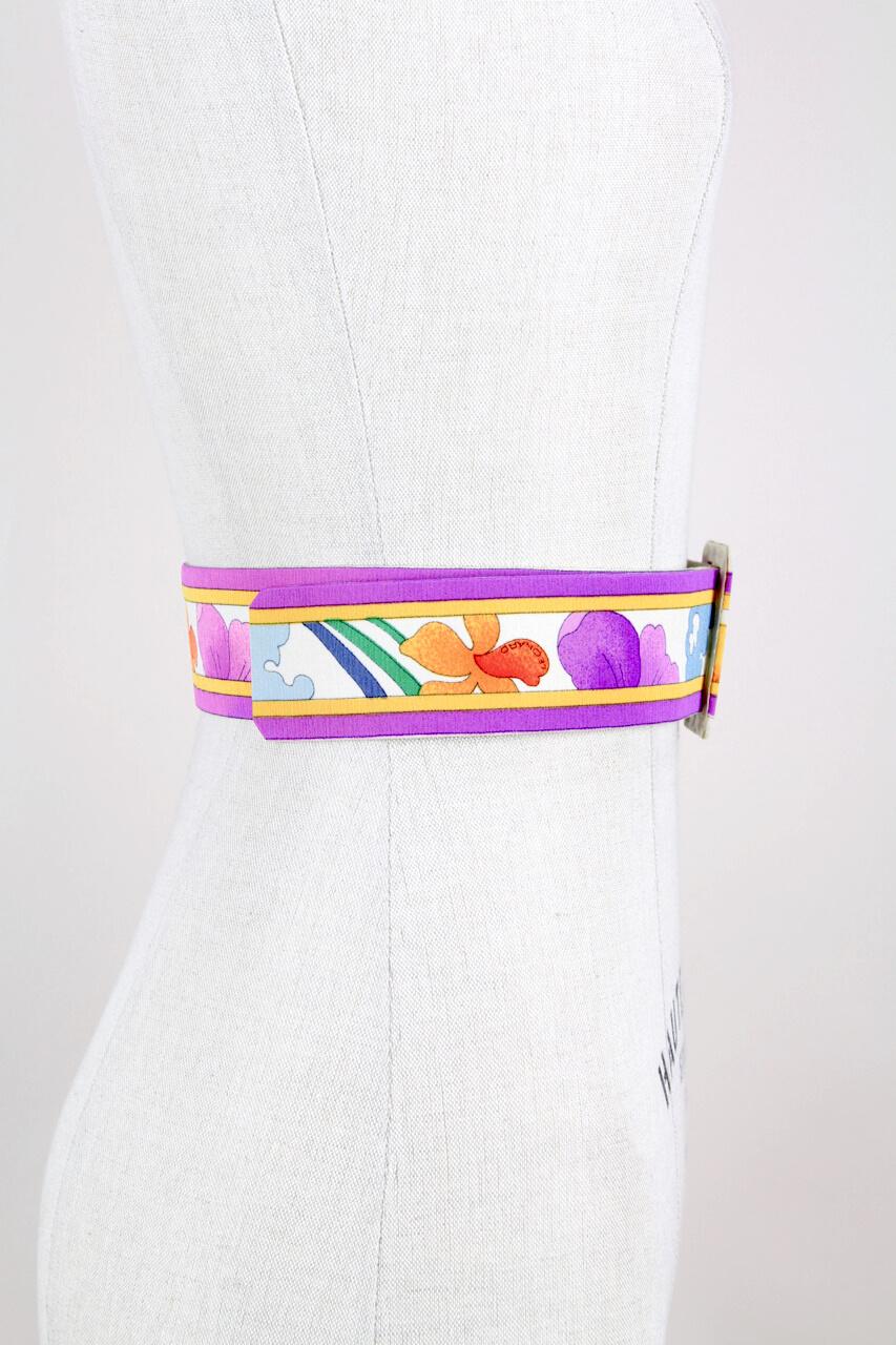 Violet Ceinture en cuir recouverte de soie à imprimé floral caractéristique Lonard Paris, années 1980 en vente