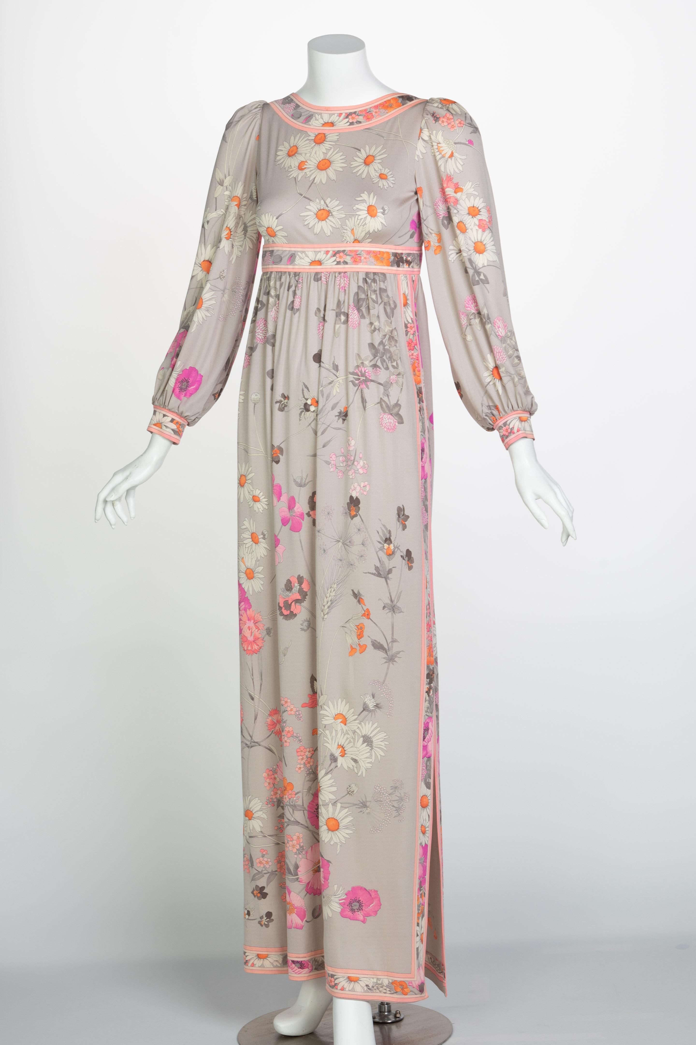 Beige Leonard Paris - Robe longue ouverte à dos carré en soie à imprimé floral, années 1970 en vente