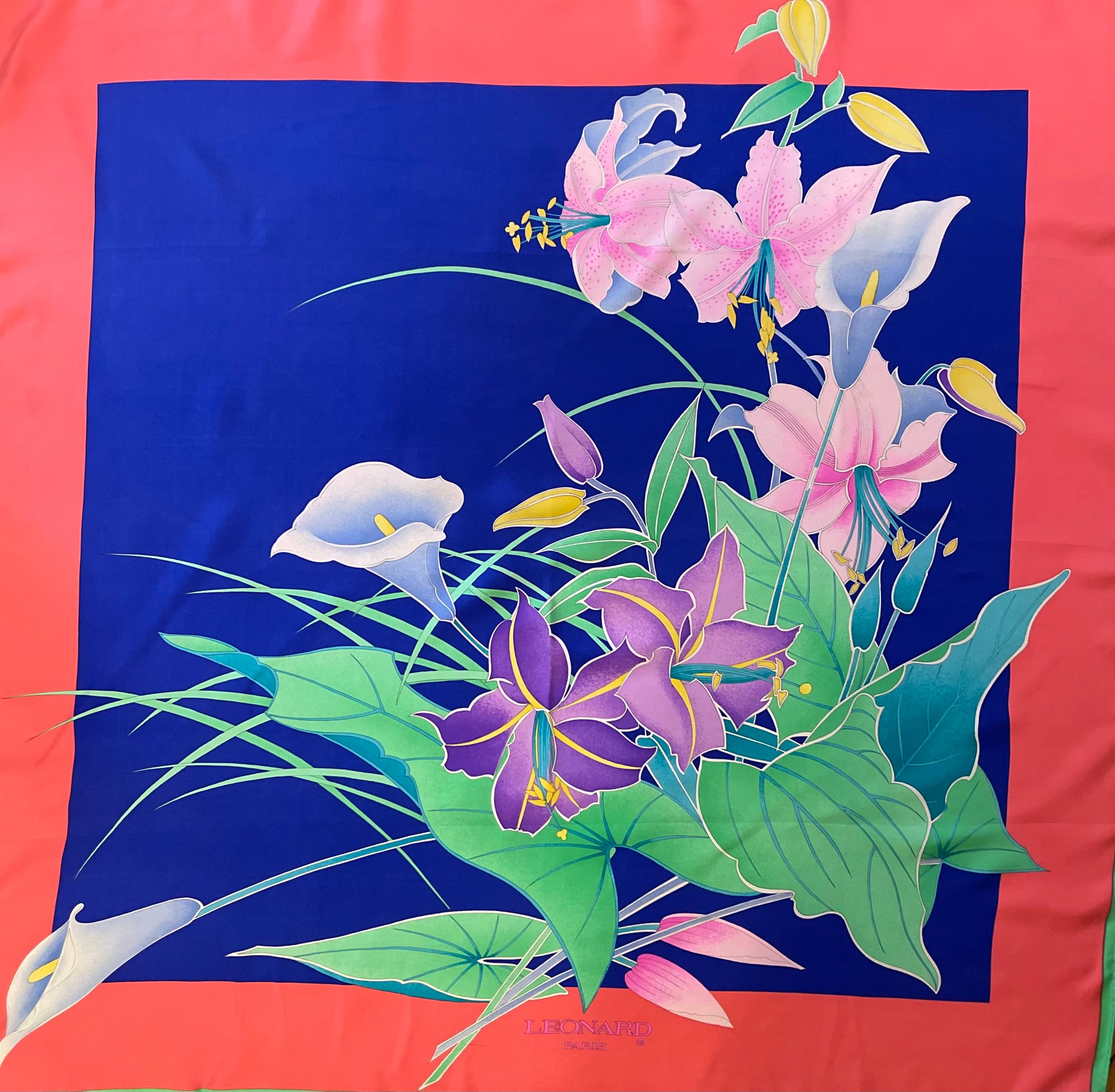 Leonard Paris Seidenblumenschal. Dieser schöne Leonard-Schal hat leuchtende und kräftige Farben, die ihn zu einem echten Hingucker machen. Die Designs sind wunderschön und repräsentieren die Vorliebe der Marke für Blumen und alles Blumige. 
In gutem