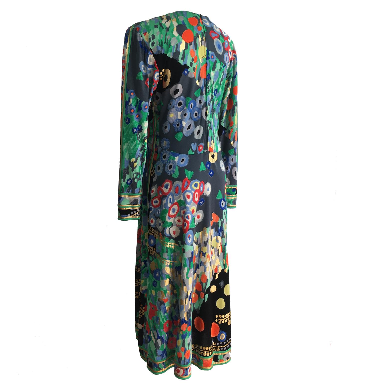 A great vintage dress by Leonard Paris. The silk jersey dress is in a great mix of colours printed with a orange, grey, bright red and golden high light like multi-coloured Klimt painting like pattern. Small Leonard signatures are also printed onto