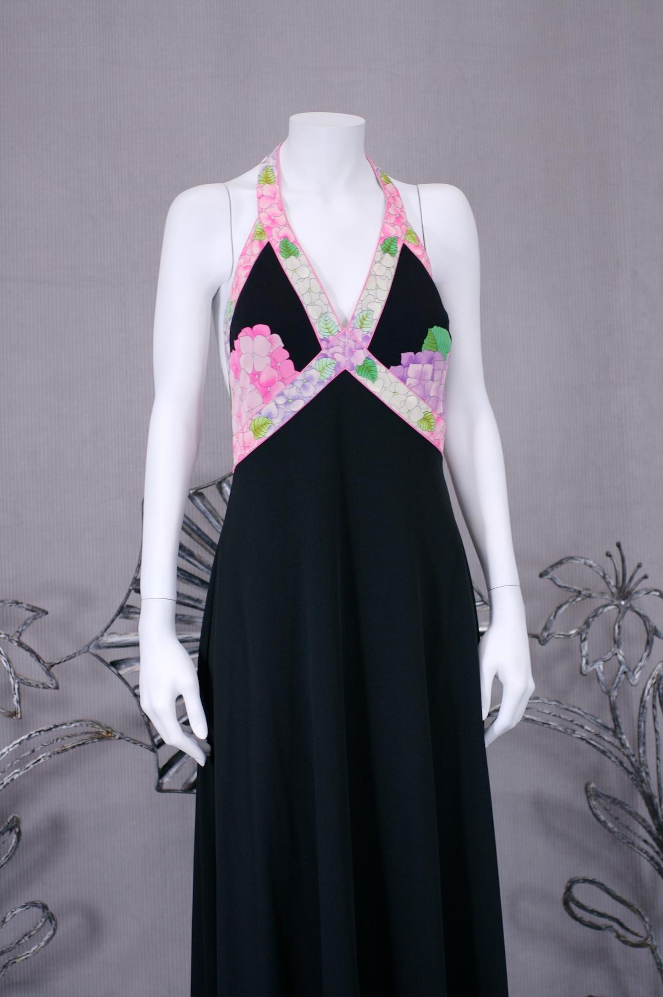 Sexy Vestido Halter Leonard Paris de Jersey de Seda en negro con los icónicos estampados Leonard. Se utilizan bandas y motivos florales de hortensias en todo el conjunto para conseguir un aspecto sencillo pero espectacular. 
Francia de los años 70.