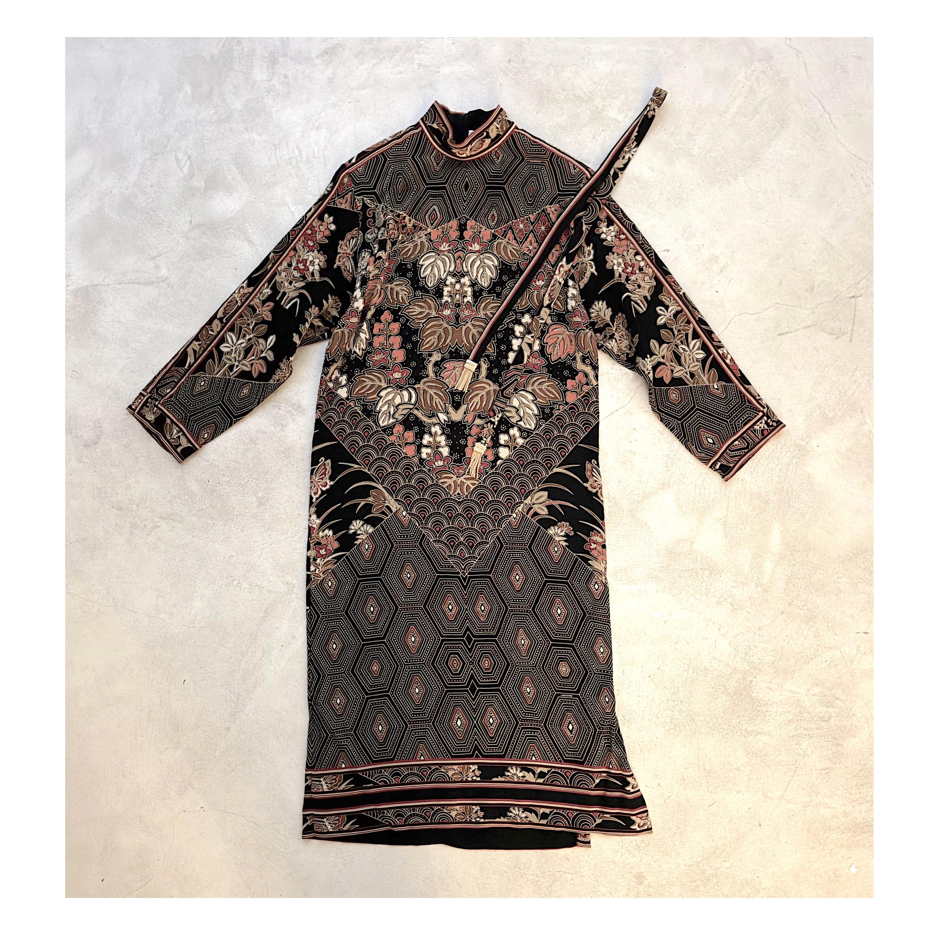 Leonard Paris Vintage Crêpe 100% soie  Robe fourreau à manches longues à imprimé asiatique en vente 8