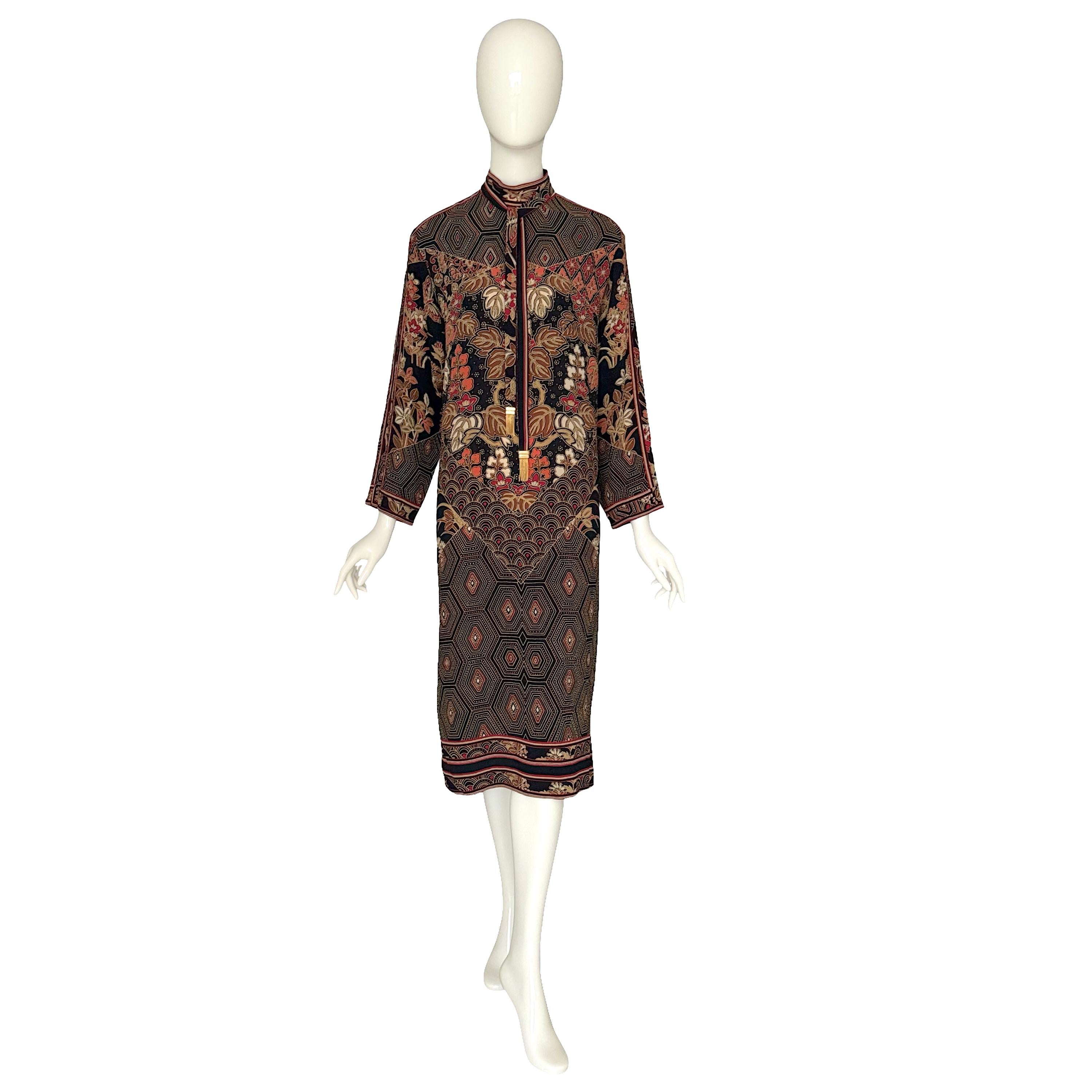 Noir Leonard Paris Vintage Crêpe 100% soie  Robe fourreau à manches longues à imprimé asiatique en vente