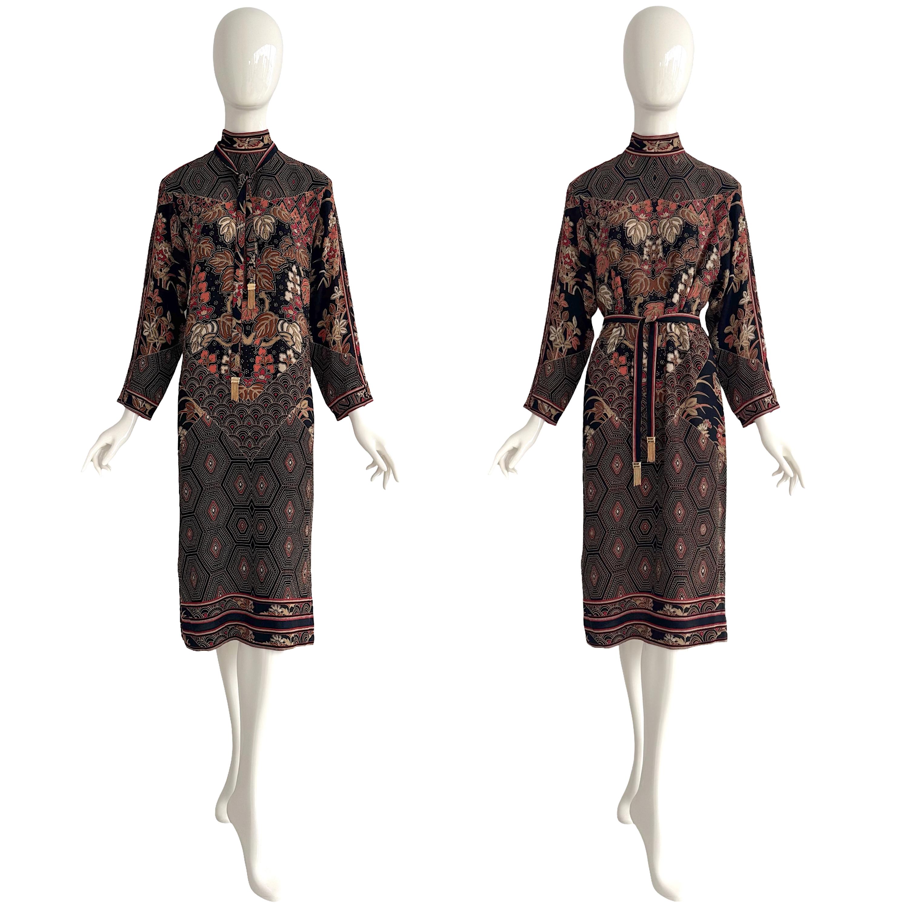 Leonard Paris, robe fourreau à manches longues en crêpe de soie multicolore avec imprimé d'inspiration asiatique et ceinture signée assortie.
Cette magnifique robe vintage Leonard Paris est réalisée en crêpe 100 % soie. Il présente un imprimé floral