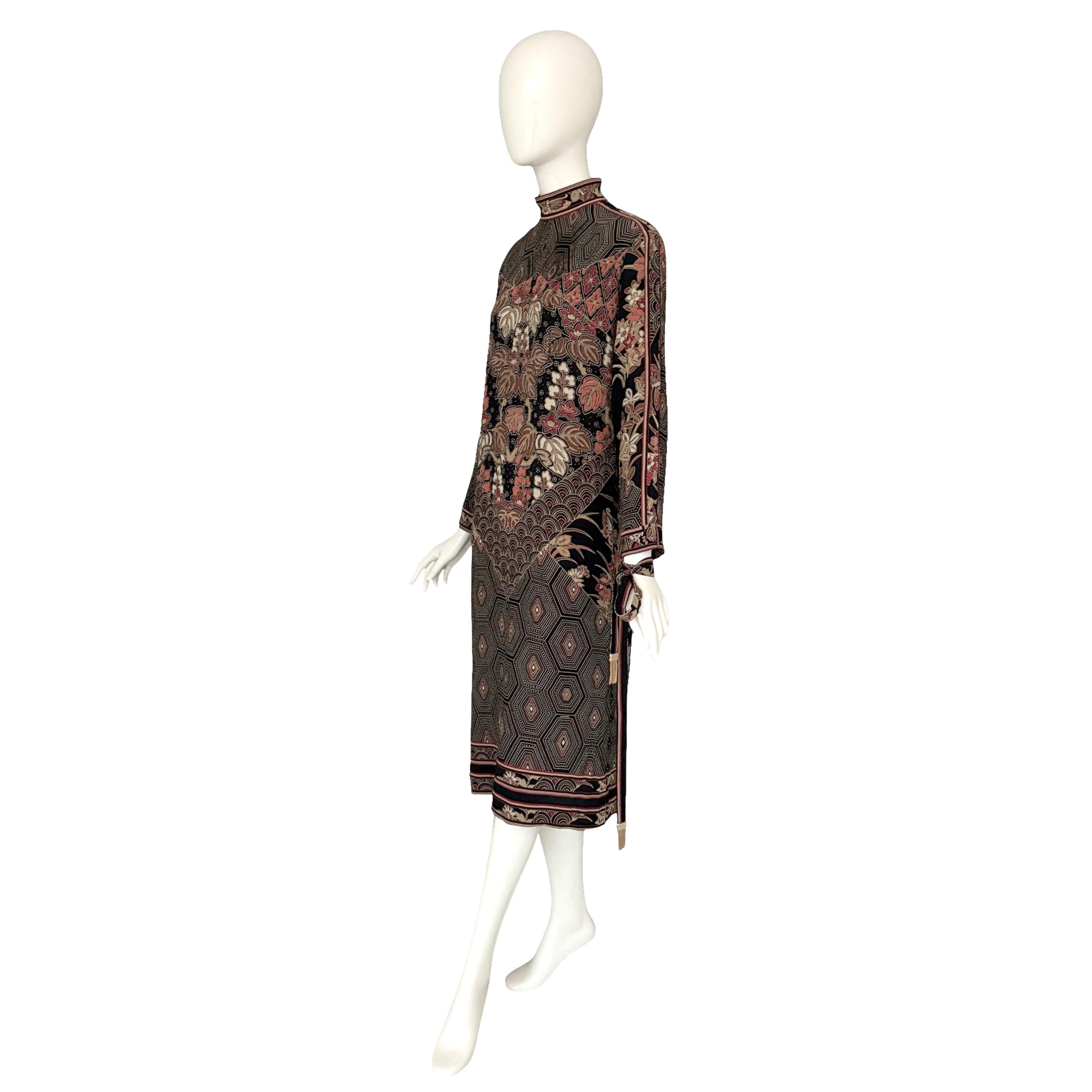 Leonard Paris Vintage Crêpe 100% soie  Robe fourreau à manches longues à imprimé asiatique Pour femmes en vente