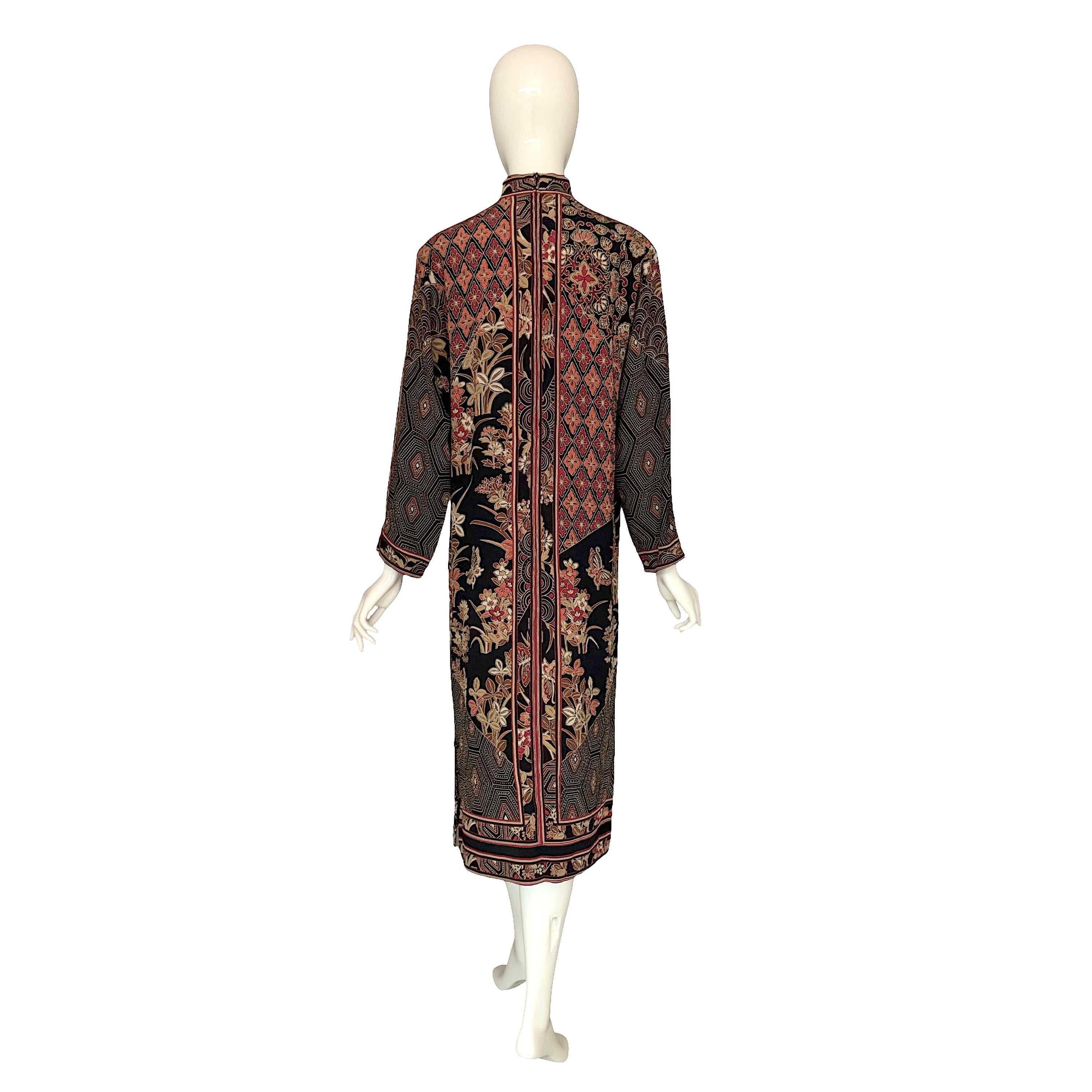 Leonard Paris Vintage Crêpe 100% soie  Robe fourreau à manches longues à imprimé asiatique en vente 3