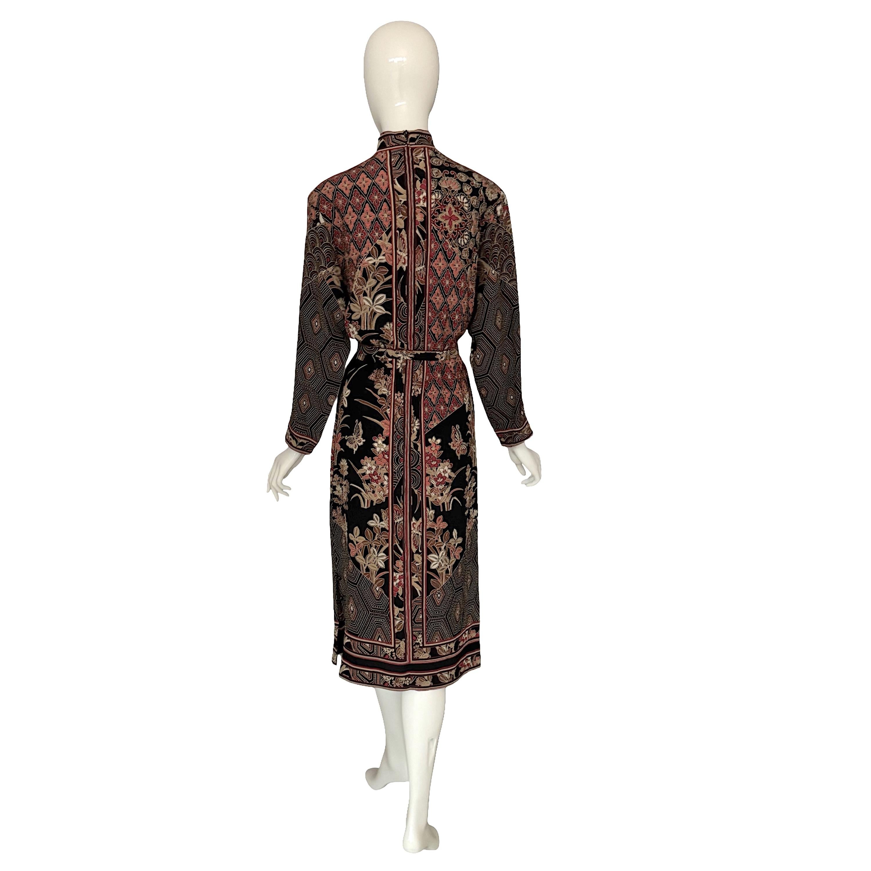 Leonard Paris Vintage Crêpe 100% soie  Robe fourreau à manches longues à imprimé asiatique en vente 4